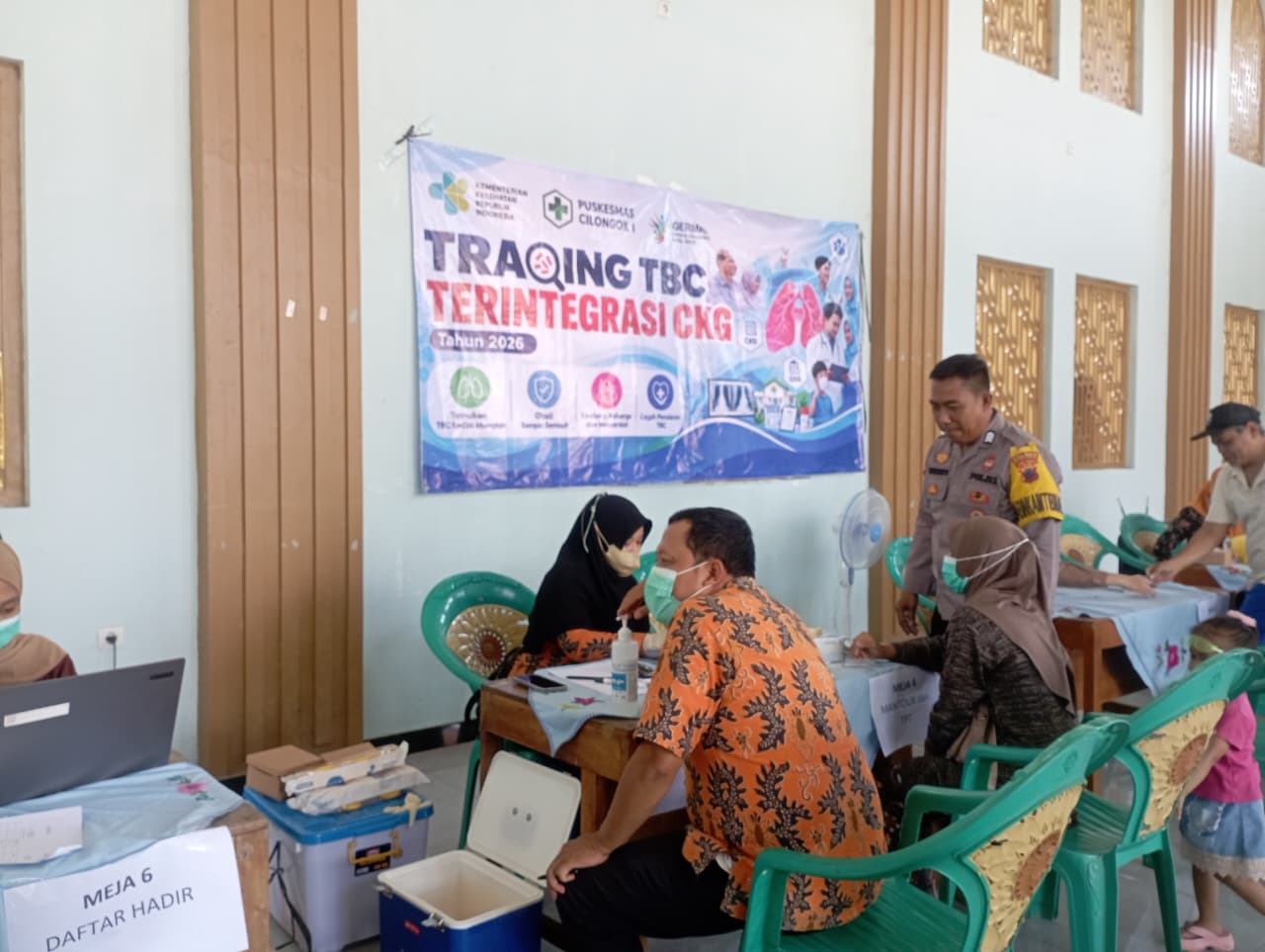 Bhabinkamtibmas Polsek Cilongok Dampingi Tracing TBC Terintegrasi CKG di Rancamaya, Cegah Penularan