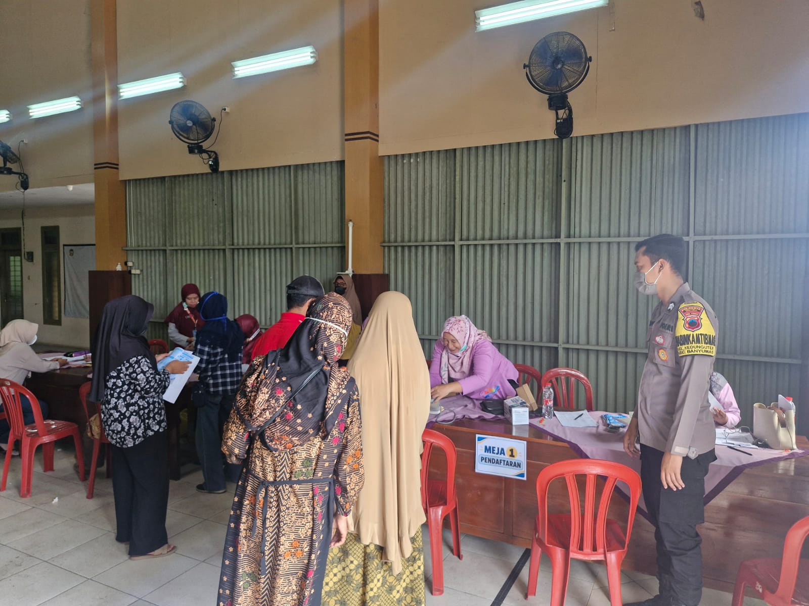 Bersama Nakes, Bhabinkamtibas Polsek Banyumas Dampingi Tracing TB di Kedunguter
