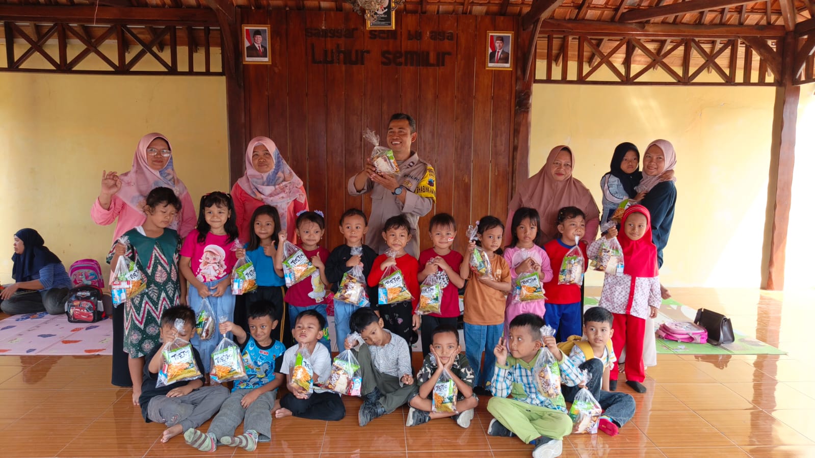 Bernyanyi Dan Bermain Bersama Polsek Karanglewas Banyumas, Siswa TK Pertiwi Belajar Tertib Berlalu Lintas