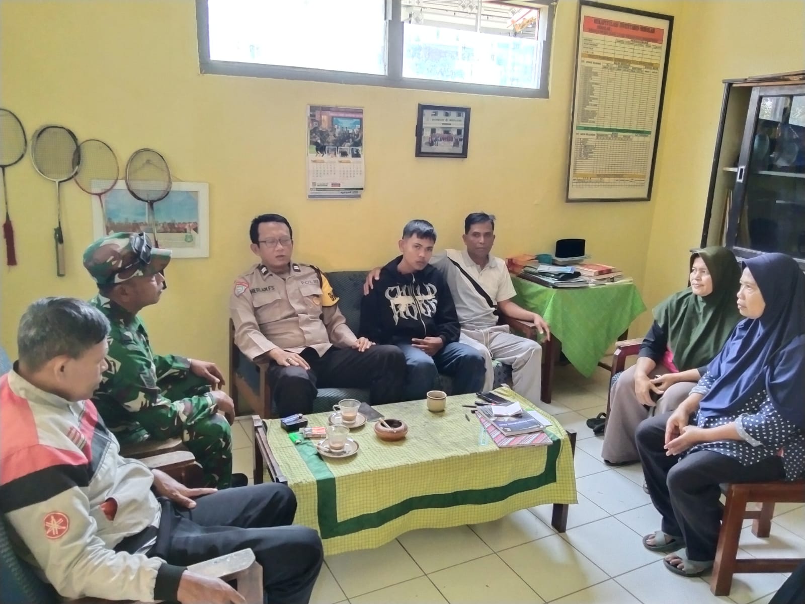 Sambangi SMP Diponegoro 1 Pekuncen, Bhabinkamtibas Polsek Pekuncen Ingatkan Pelajar Taat Aturan