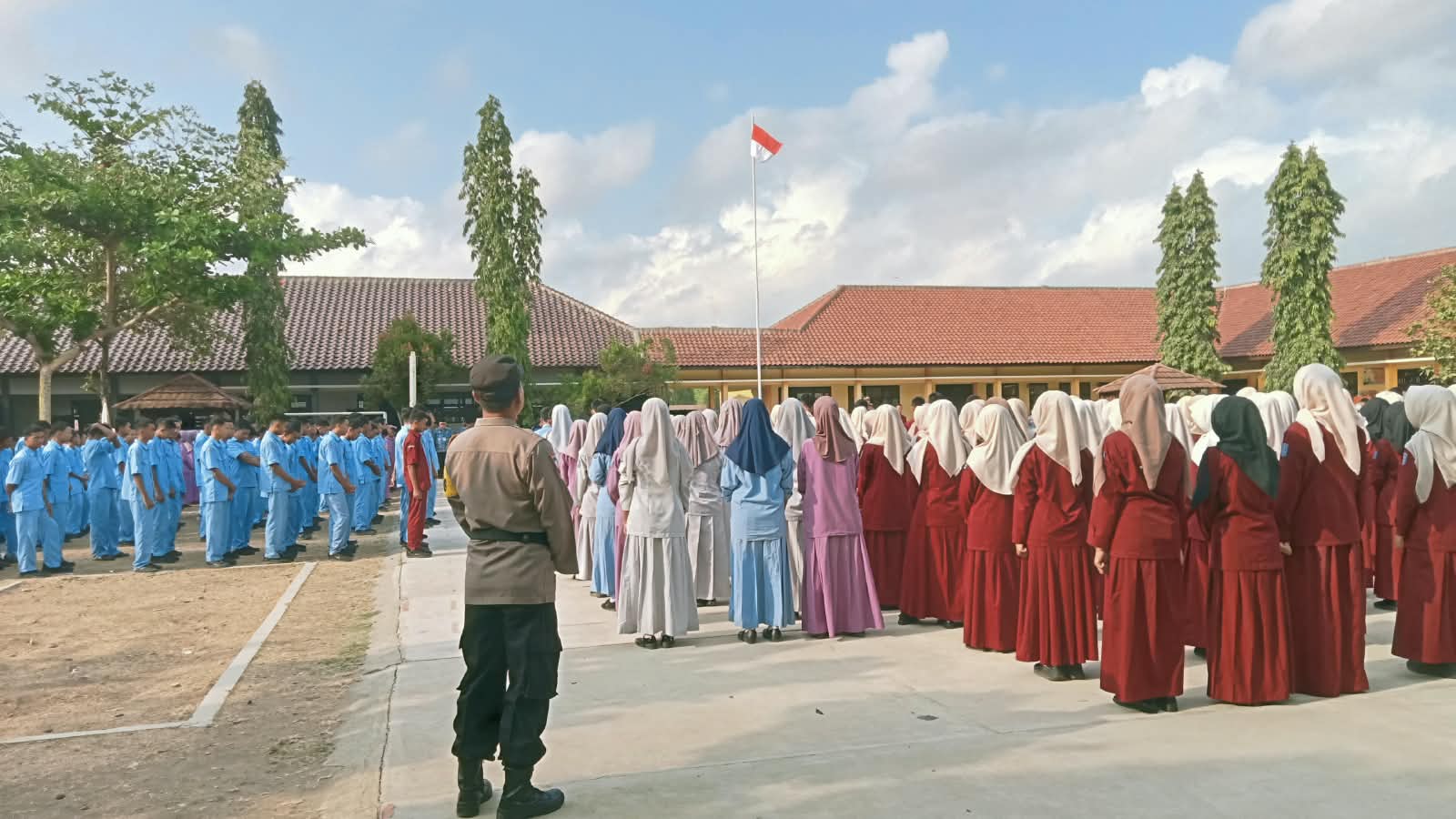 Kapolsek Kebasen Jadi Pembina Upacara di SMKN Kebasen, Pelajar Diingatkan Bijak Bermedsos