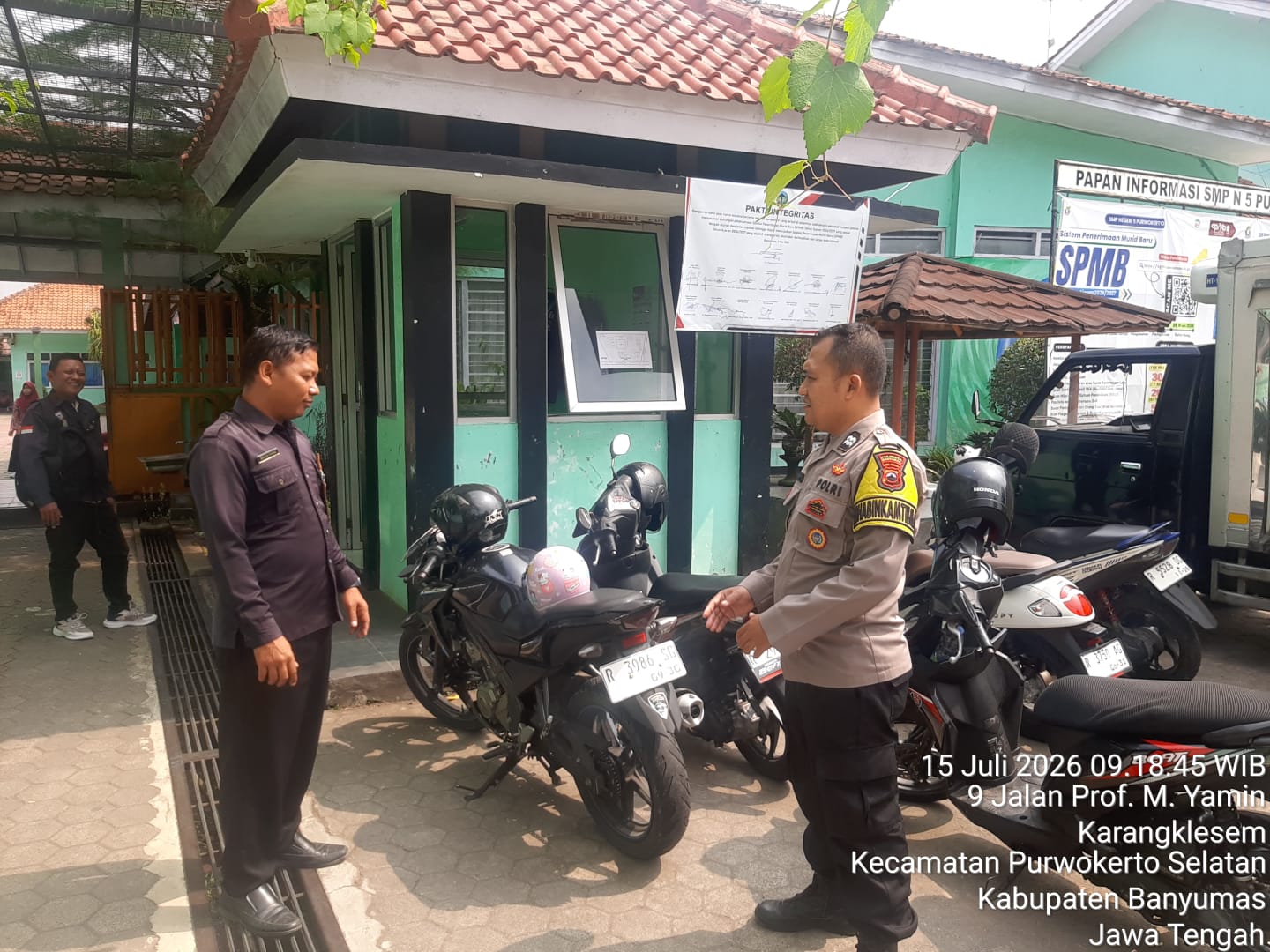Berikan Pembinaan Satpam SMPN 5, Bhabinkamtibmas Purwokerto Selatan Perkuat Keamanan Lingkungan Sekolah