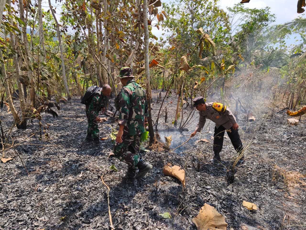 Polsek Wangon Banyumas Kompak Bersama Warga Jinakkan Api yang Membakar Lahan di Windunegara