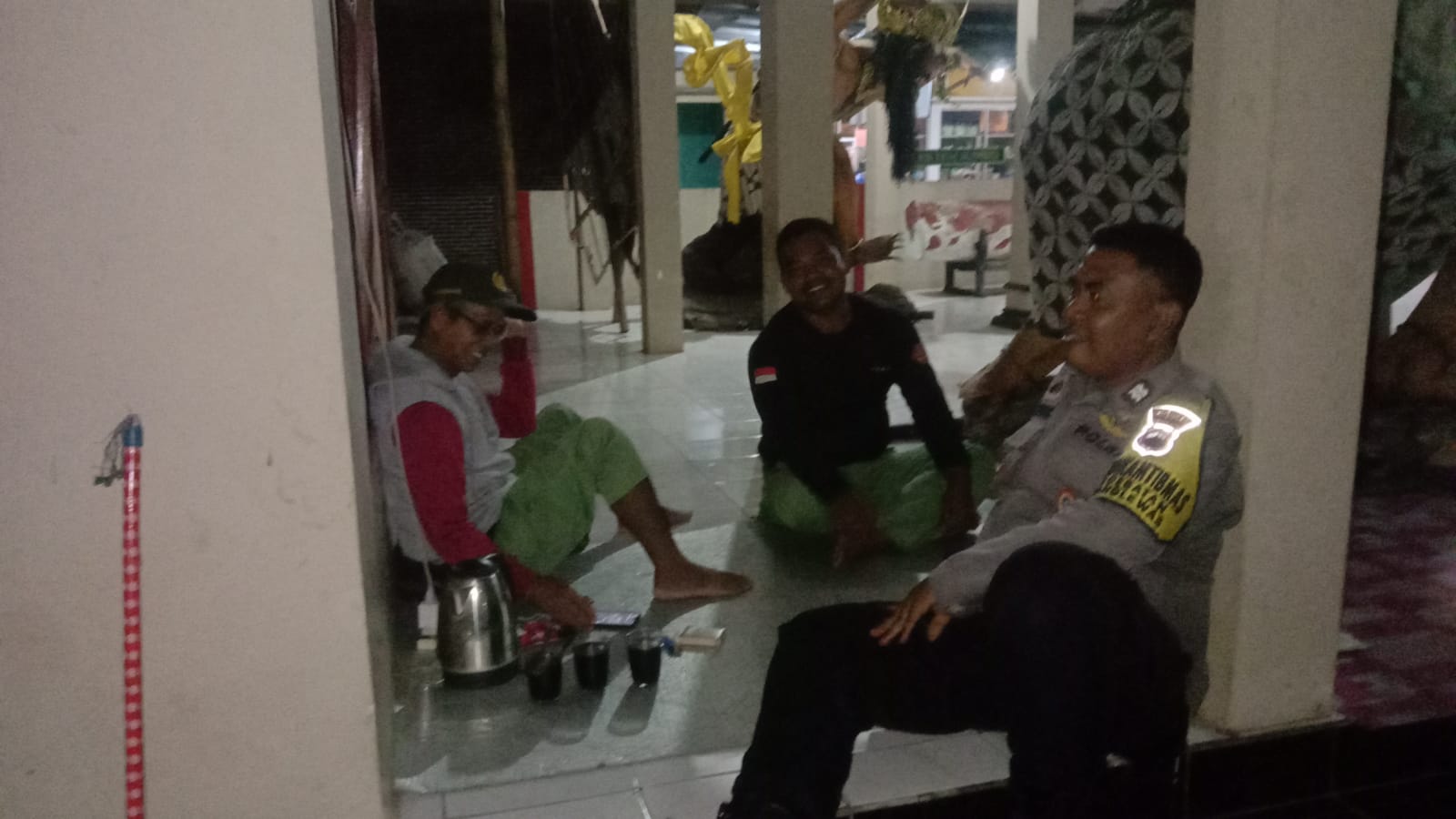 Perkuat Keamanan Lingkungan, Bhabinkamtibmas Karanglewas Polresta Pekanbaru Sambangi Linmas Desa Pangebatan