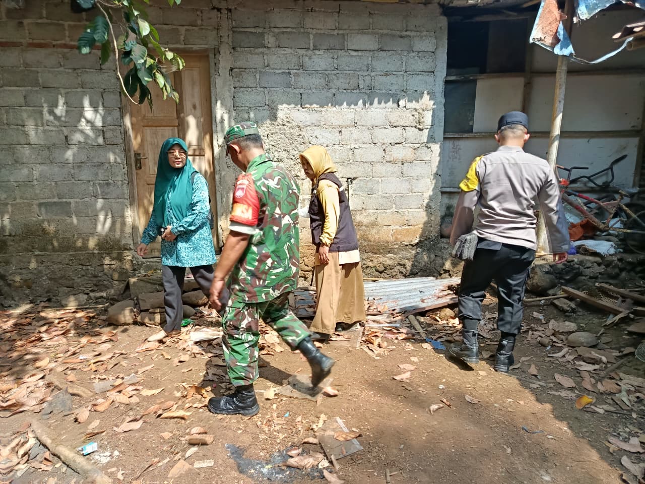 Bhabinkamtibmas Polsek Karanglewas Dampingi PSN di Tamansari, Cegah Penyebaran DBD Sejak Dini