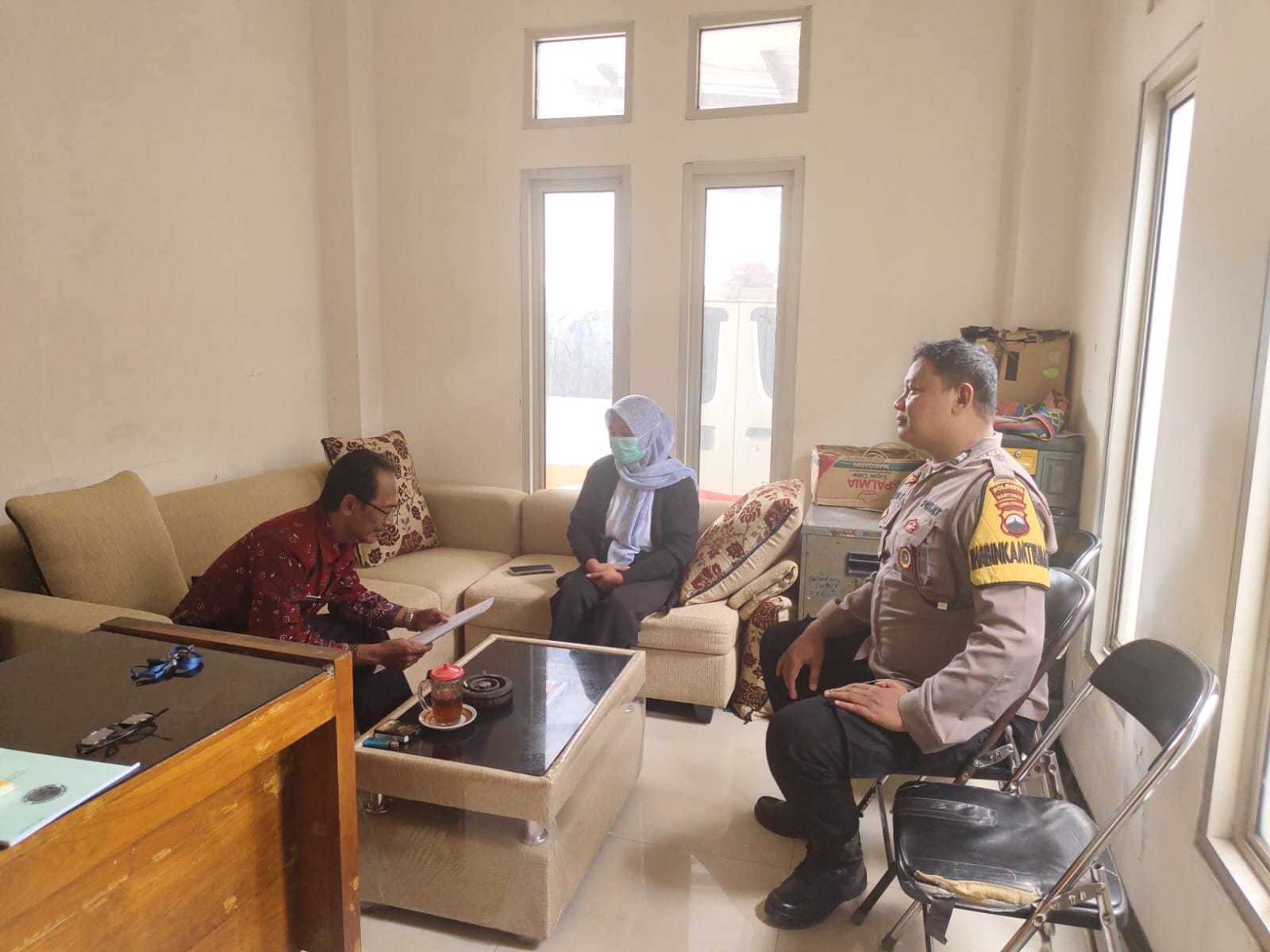 Sambang Balai Desa, Bhabinkamtibmas Pekuncen Ingatkan Warga Waspada Ancaman Kebakaran