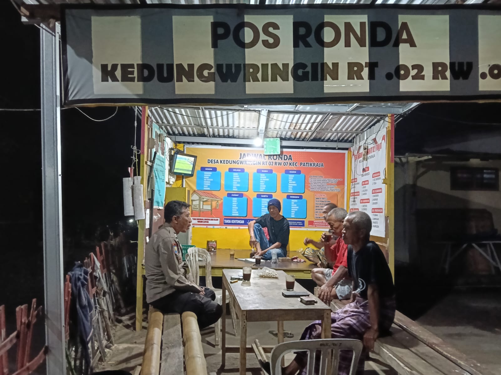 Bhabinkamtibmas Polsek Pekuncen Dorong Warga Tingkatkan Kewaspadaan Lewat Satkamling