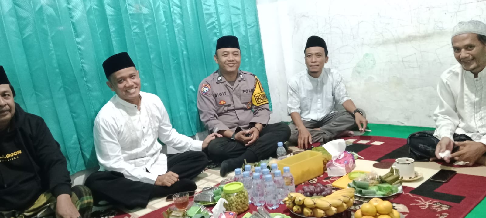Bhabinkamtibmas Purwokerto Timur Hadiri Pengajian Maulid Nabi, Perkuat Silaturahmi dan Kamtibmas