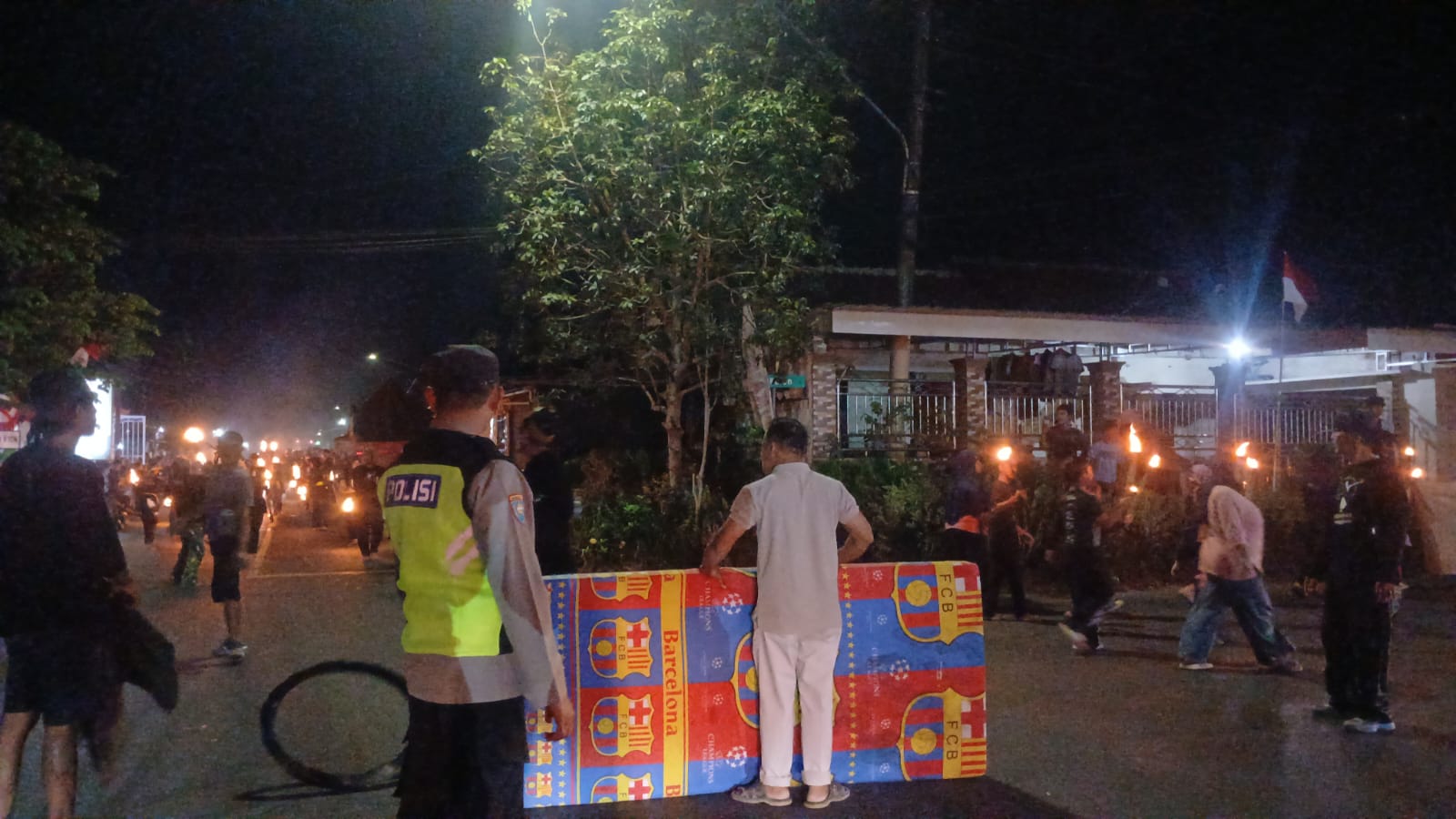 Bhabinkamtibmas Polsek Banyumas Amankan Pawai Obor HUT RI ke-81 di Desa Pekunden