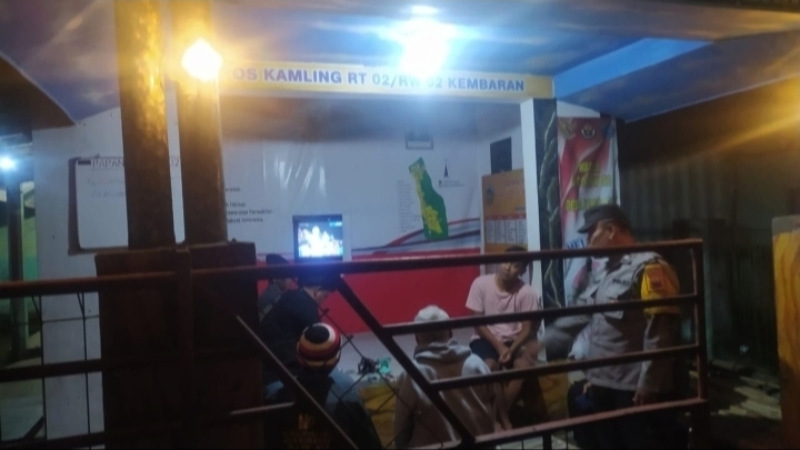 Sambangi Pos Kamling, Bhabinkamtibmas Kembaran Polresta Banyumas Perkuat Kepedulian dan Waspada Bencana