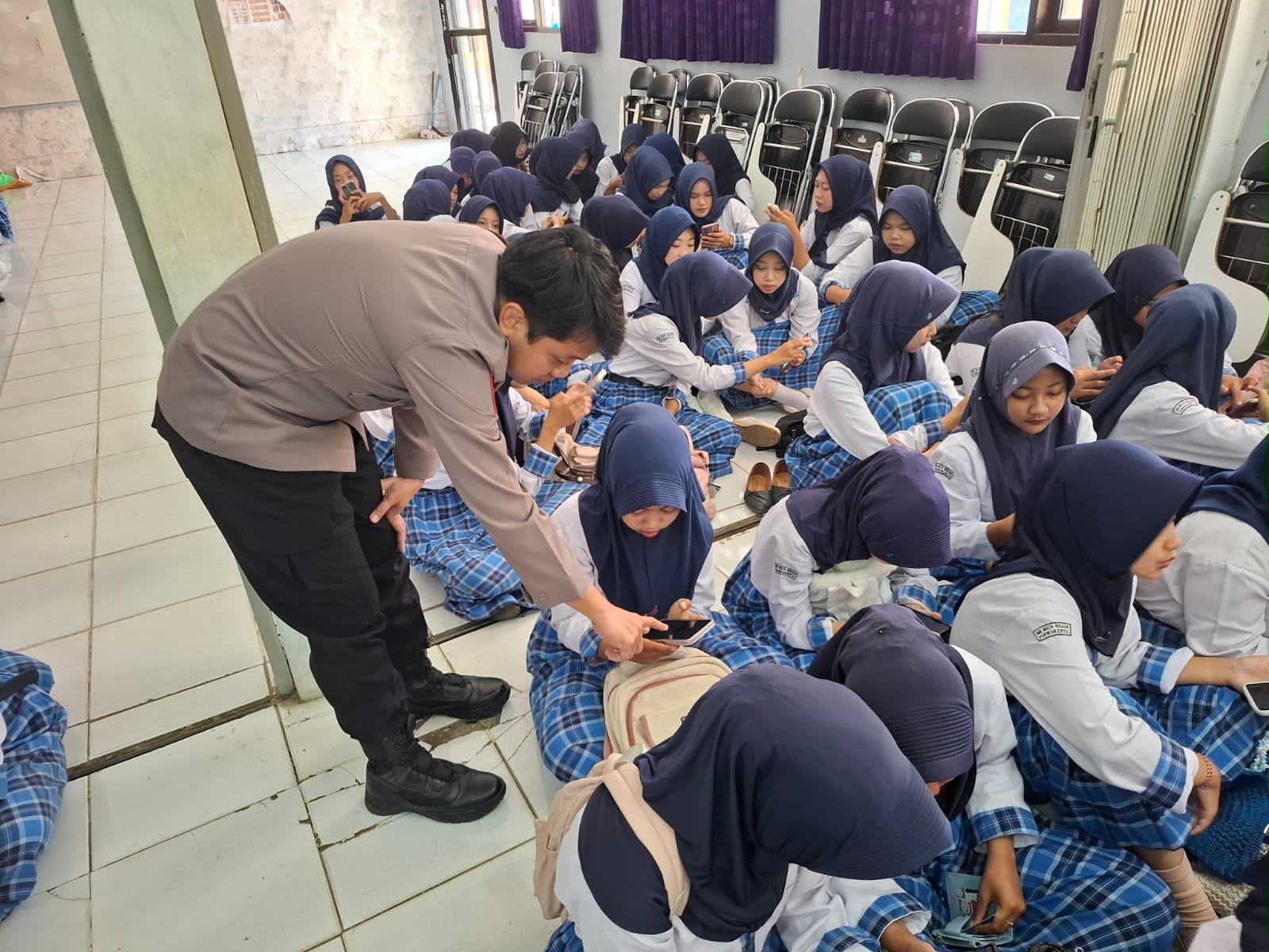 Polresta Banyumas Gelar Pelatihan AI di SMK Mulya Husada Sumbang, Peserta Antusias