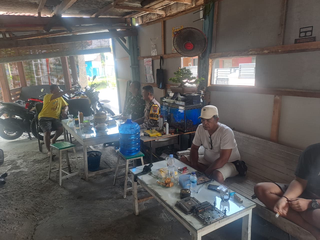 Bukan Sekadar Silaturahmi, Bhabinkamtibmas Polsek Purwokerto Timur Bahas Kamtibmas dengan Ketua RT