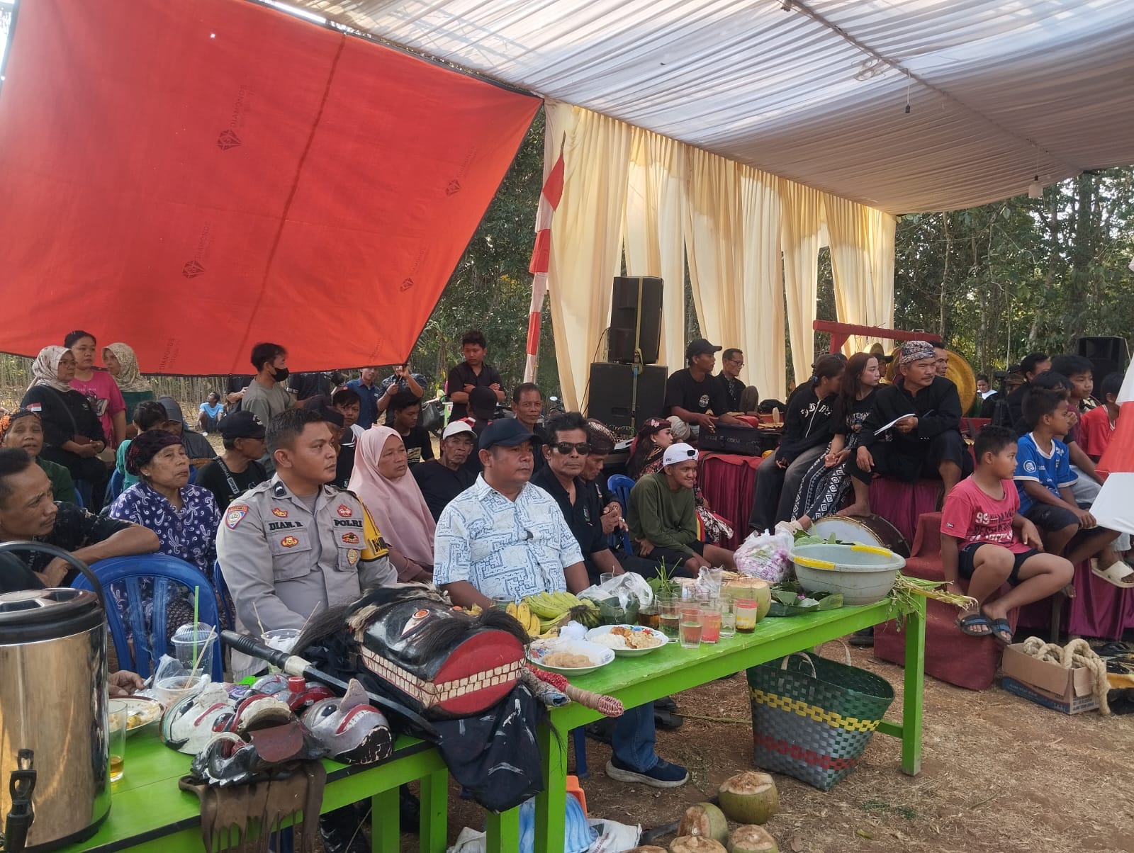 Hiburan Rakyat Semarakkan HUT RI, Polsek Kalibagor Kawal Pentas Kuda Lumping di Suro