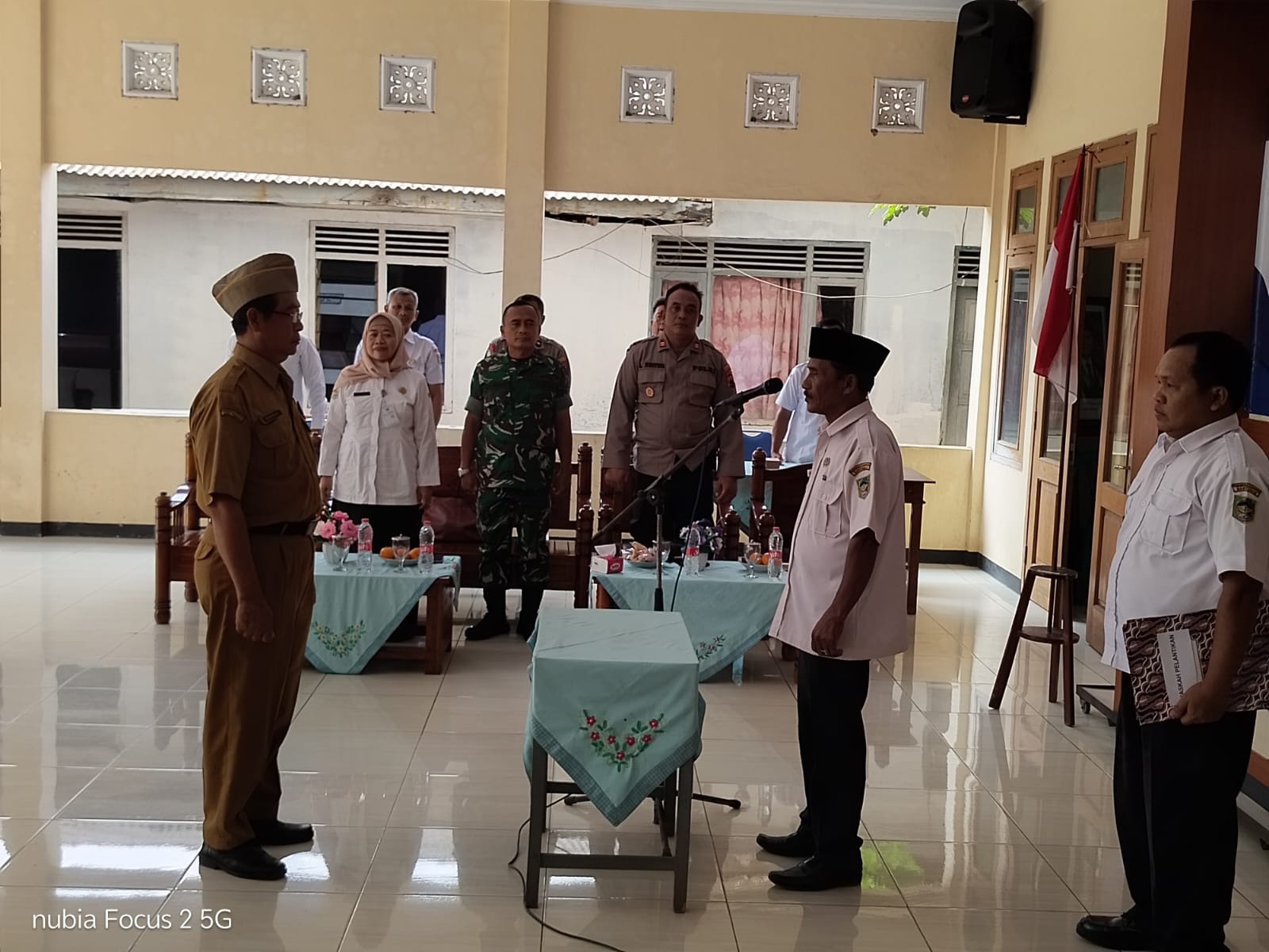 Bhabinkamtibmas Polsek Sumpiuh Hadiri Pelantikan Kasi Pelayanan Desa Kuntili, Pastikan Kegiatan Berjalan Aman