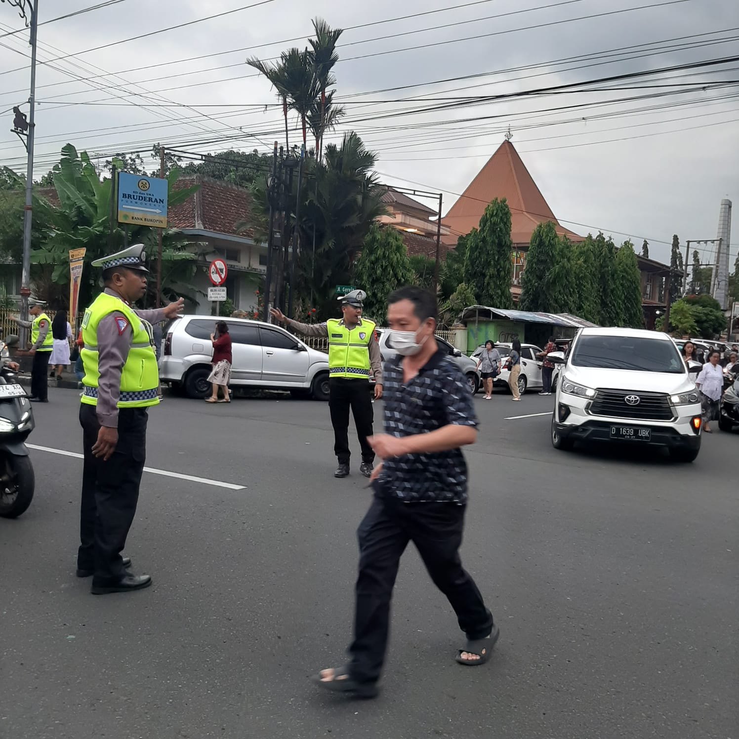 Pengamanan Humanis Polresta Banyumas Jaga Kekhusyukan Misa Jumat Agung