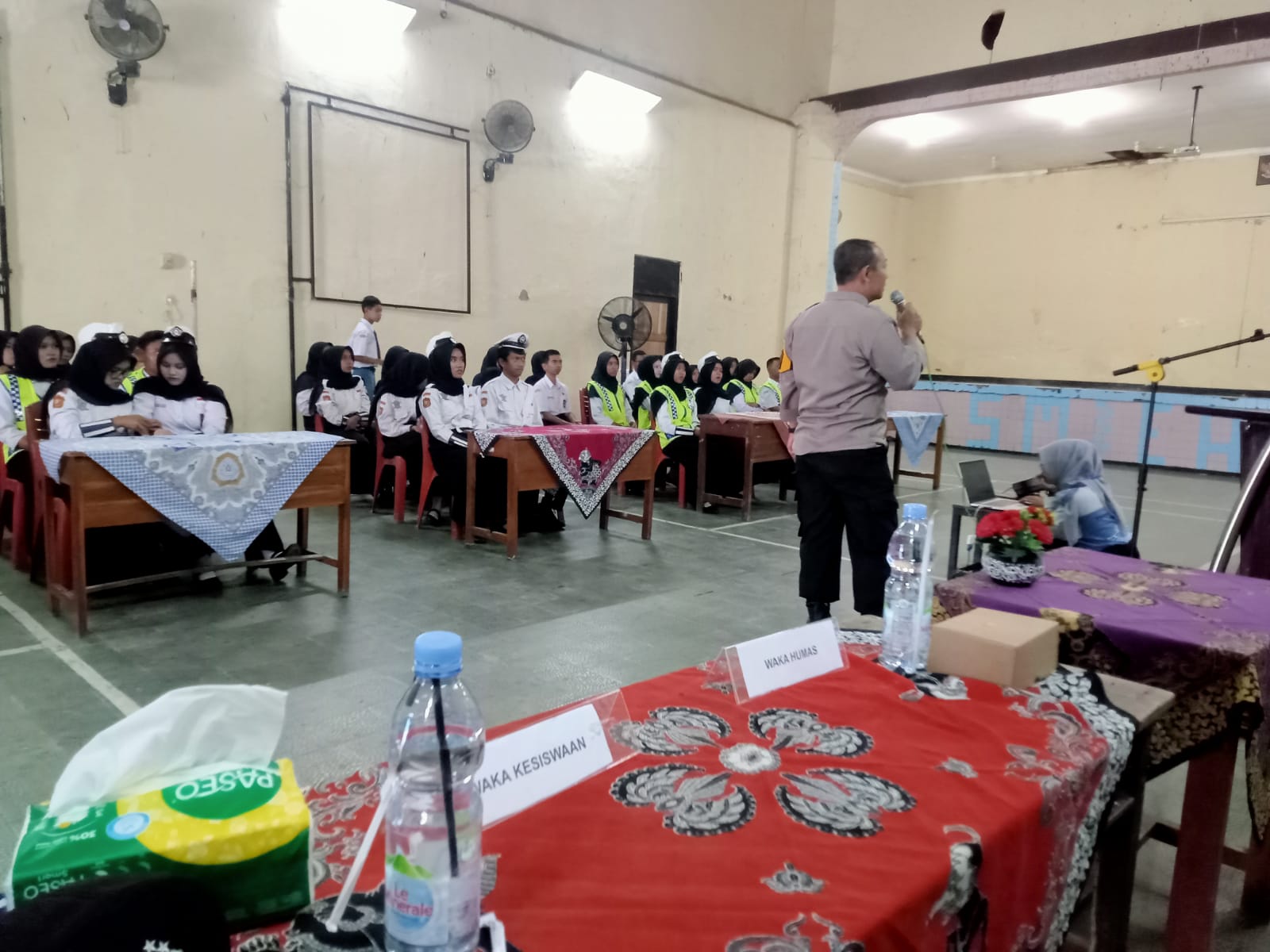 Bhabinkamtibmas Polsek Banyumas Latih PKS SMKN 1 Banyumas Kuasai 12 Gerakan Lalu Lintas