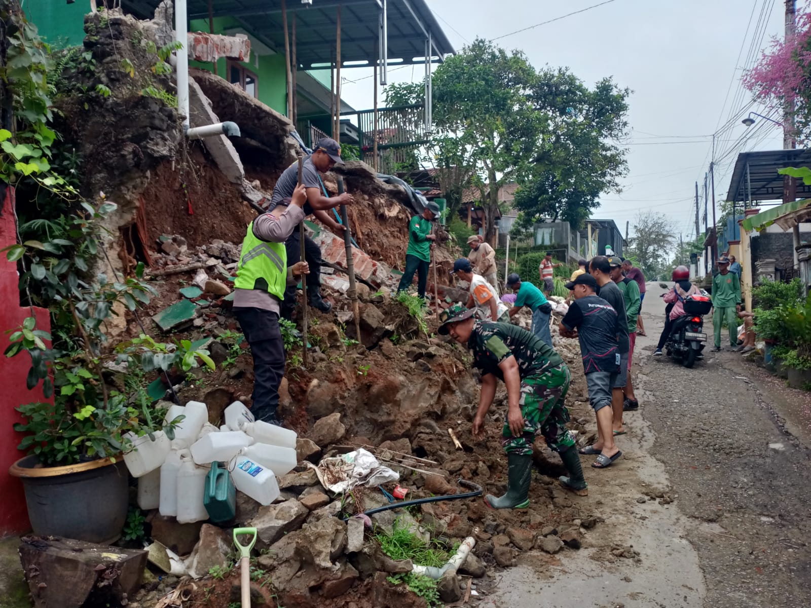 Polsek Purwokerto Selatan Polresta Banyumas Bersama Tiga Pilar Turun Tangan Bantu Perbaikan Rumah Warga Korban Longsor