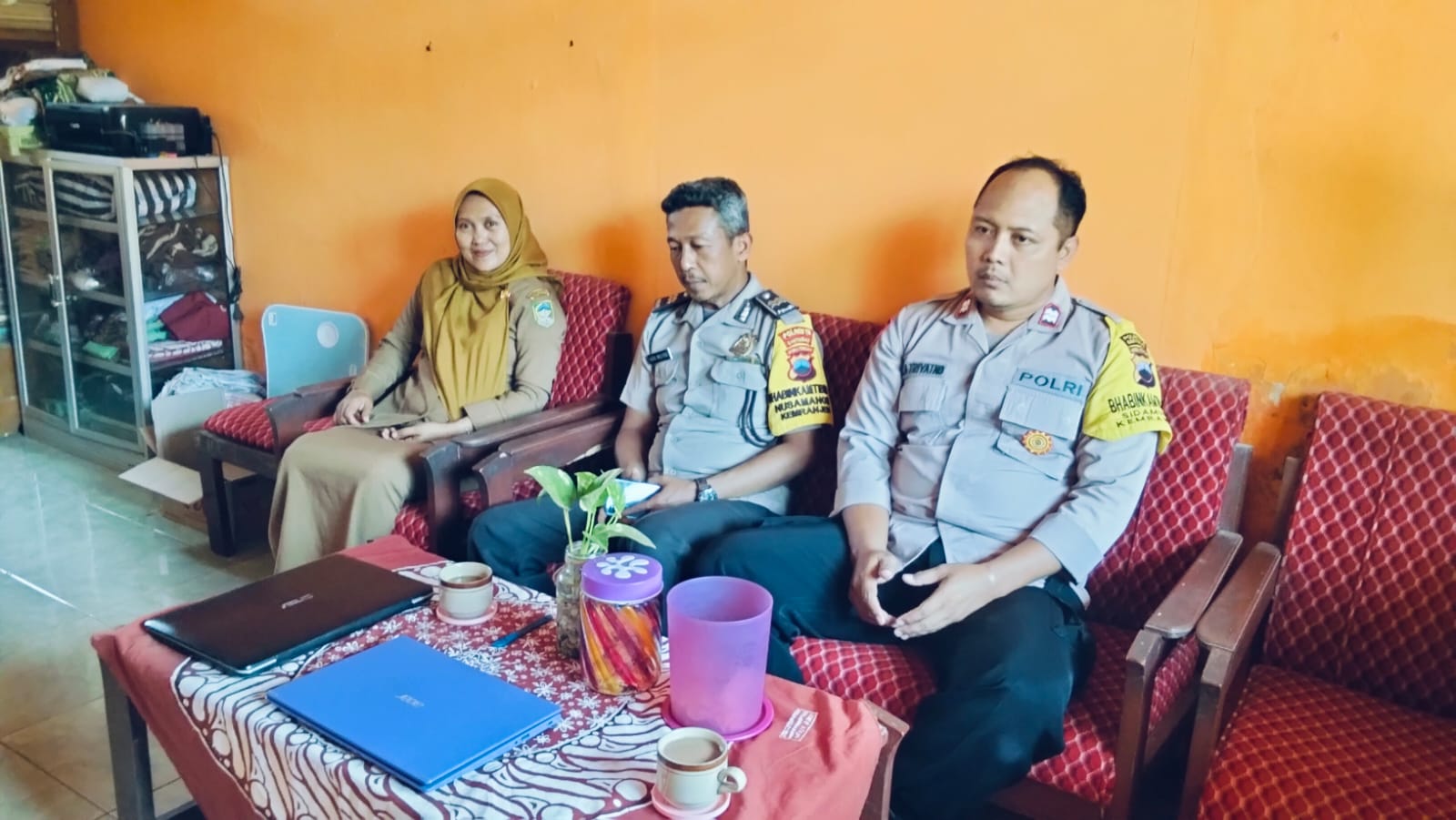 Perkuat Keamanan di Lingkungan Sekolah, Bhabinkamtibmas Polsek Kemranjen Sambangi SD Negeri Sirau