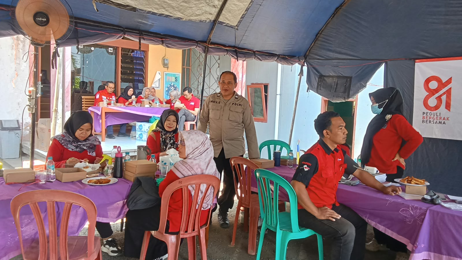 Bakti Sosial PMI Hadir di Karanggintung, Polsek Kemranjen Kawal Pelayanan Kesehatan Warga