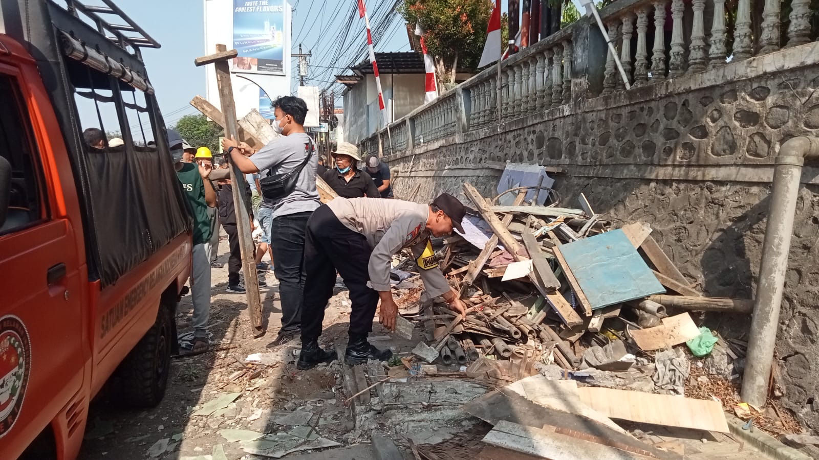 Tiga Pilar Bhabinkamtibmas Polsek Purwokerto Timur dan Warga Keja Bakti Bersihkan Puing Bekas Lapak di Trotoar Arcawinangun