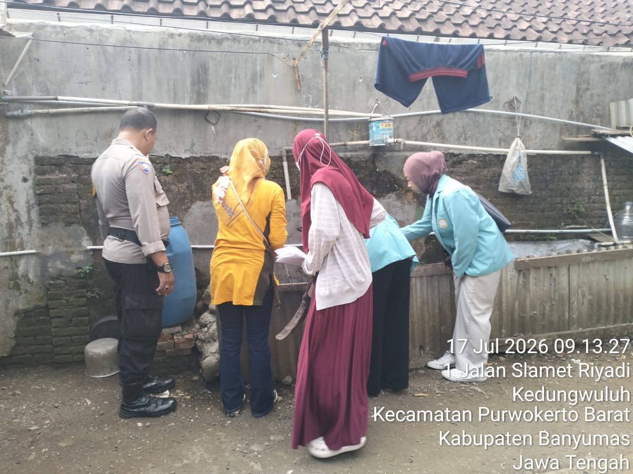 Bhabinkamtibmas Polsek Purwokerto Barat Banyumas Bersama Lurah Gelar PSN Serentak, Cegah Penyebaran Demam Berdarah