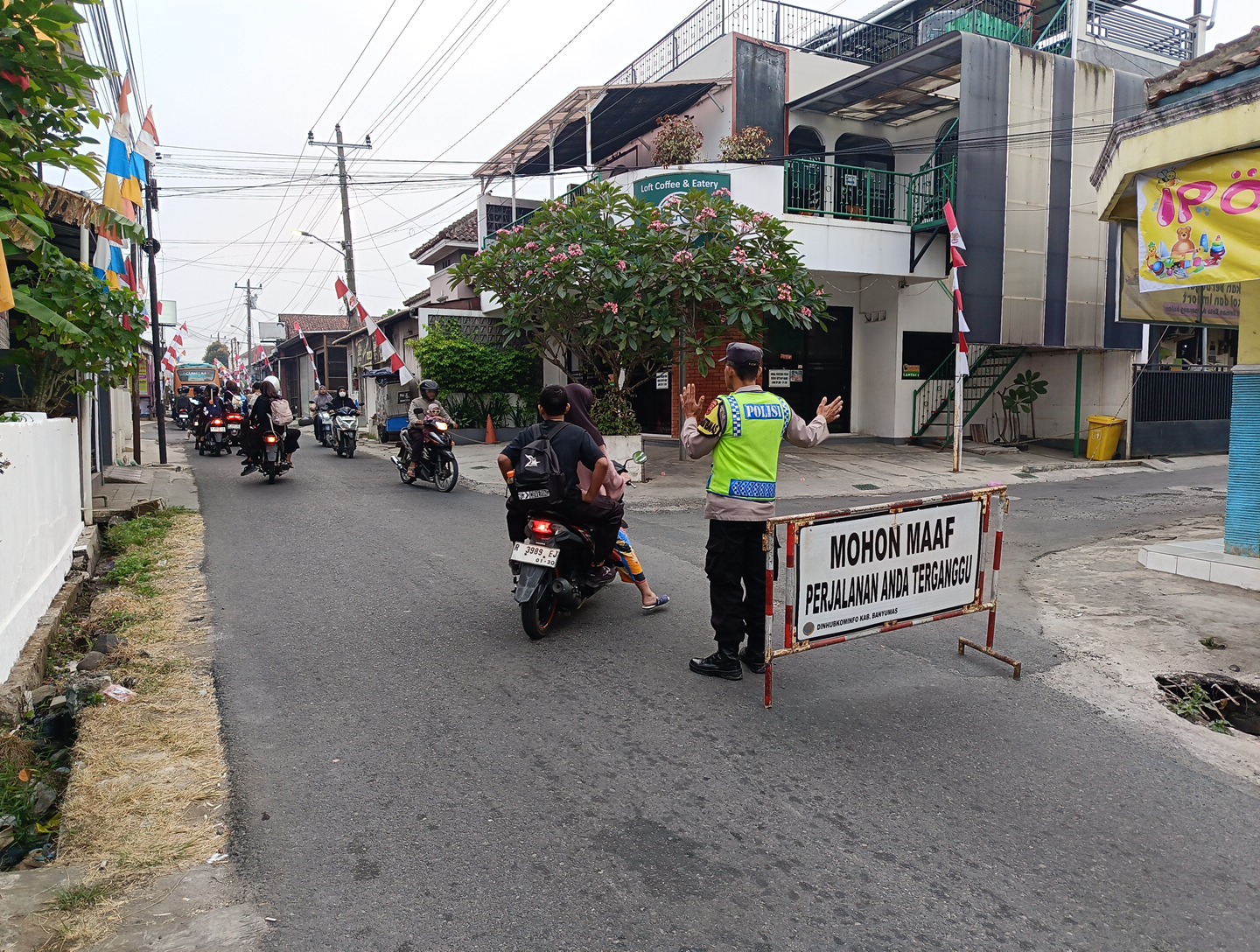 Polsek Banyumas Hadir di Jam Sibuk, Pastikan Keselamatan Pelajar dan Pengguna Jalan