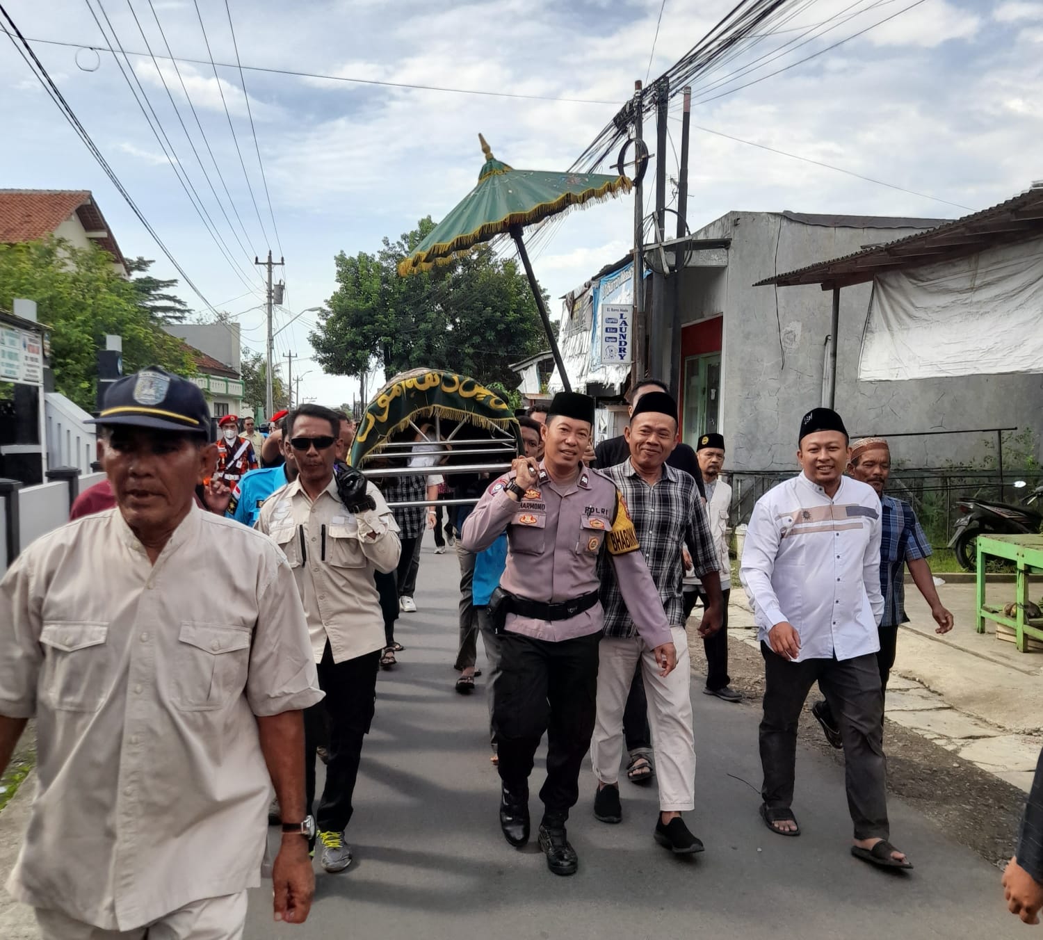 Polri Hadir Di Saat Duka, Bhabinkamtibmas Polsek Purwokerto Barat Polresta Banyumas Takziah Ke Tokoh Agama Pasir Kidul