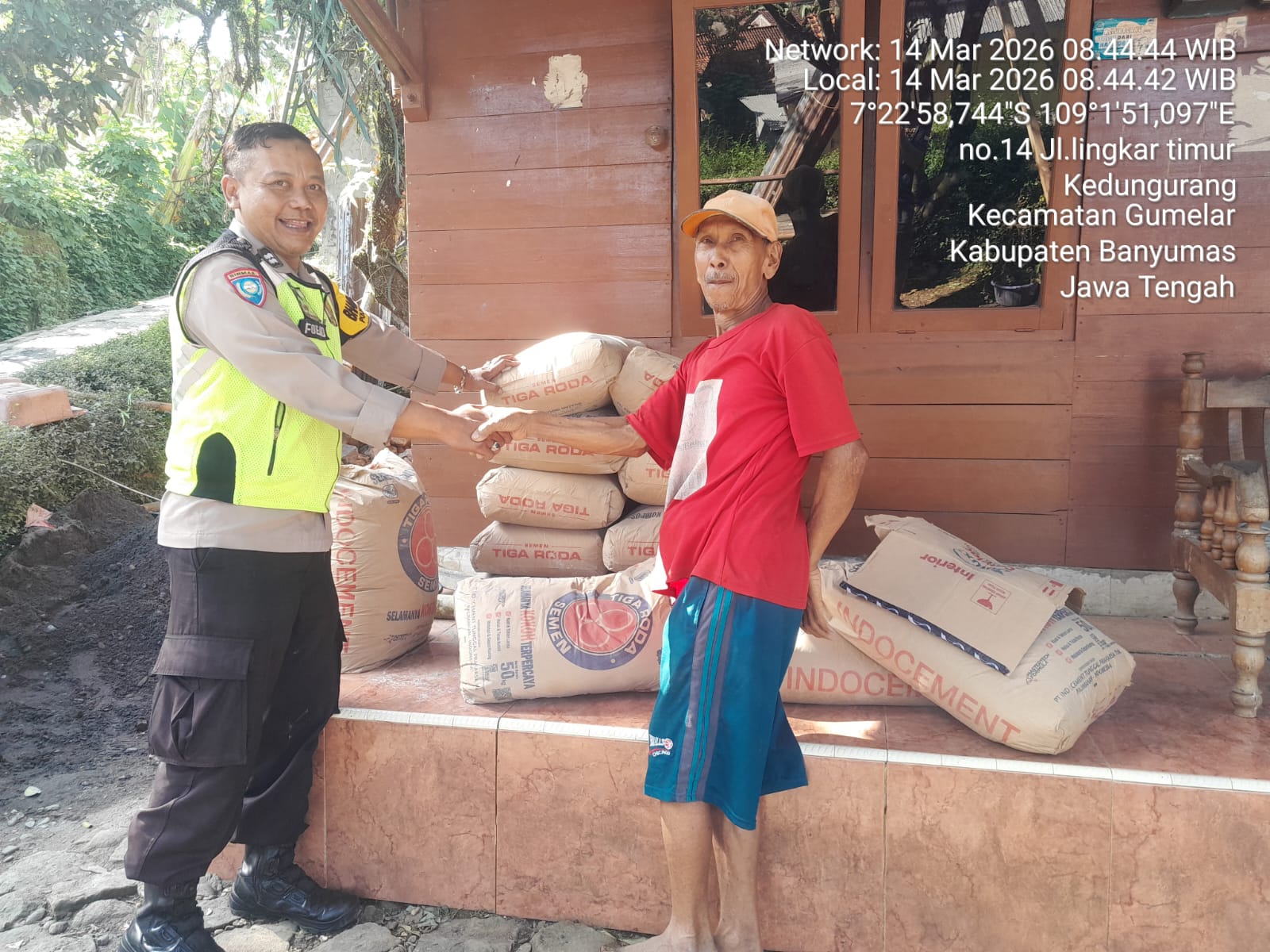 Bhabinkamtibmas Polresta Banyumas Salurkan Bantuan untuk Warga Korban Rumah Longsor di Gumelar