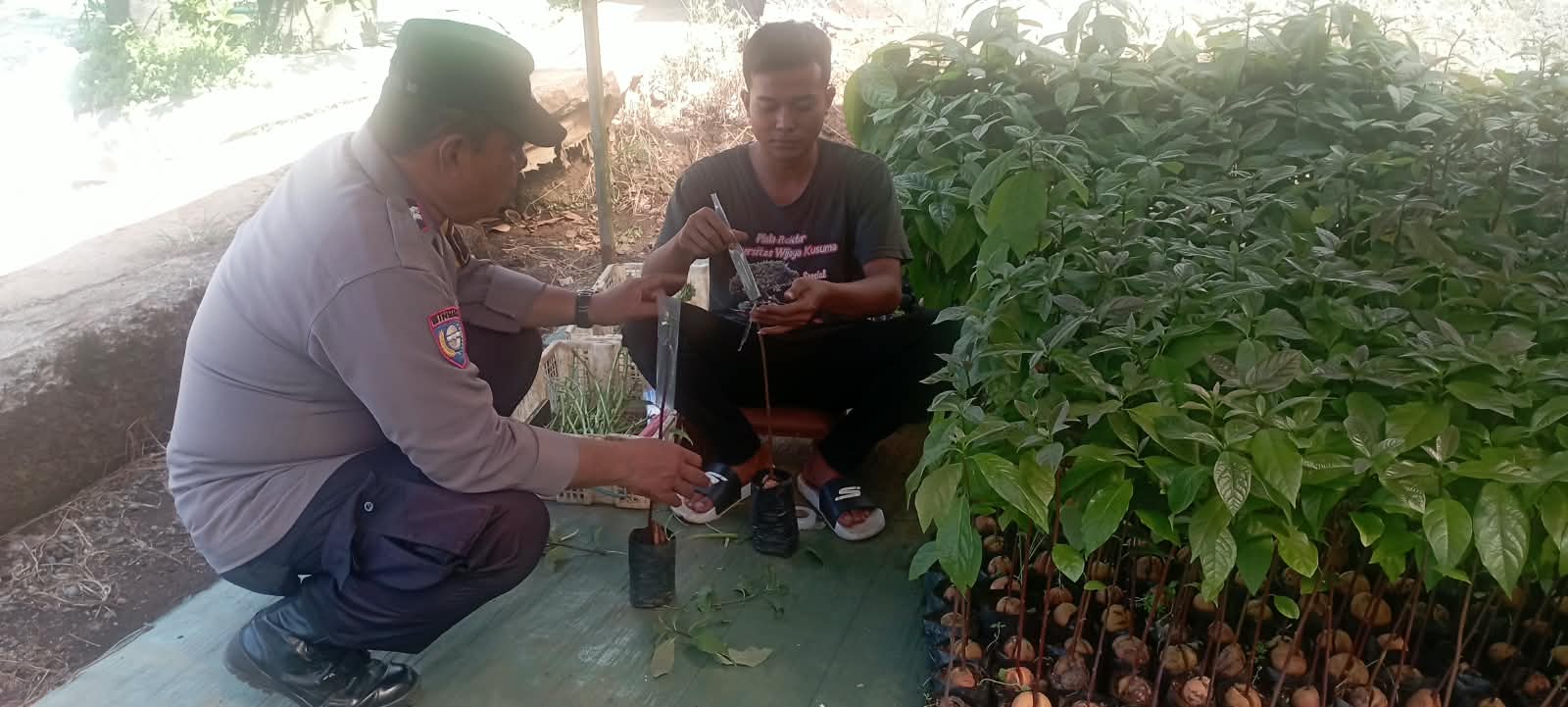 Sambangi Warga Babakan, Bhabinkamtibmas Karanglewas Serap Aspirasi dan Sampaikan Imbauan Kamtibmas