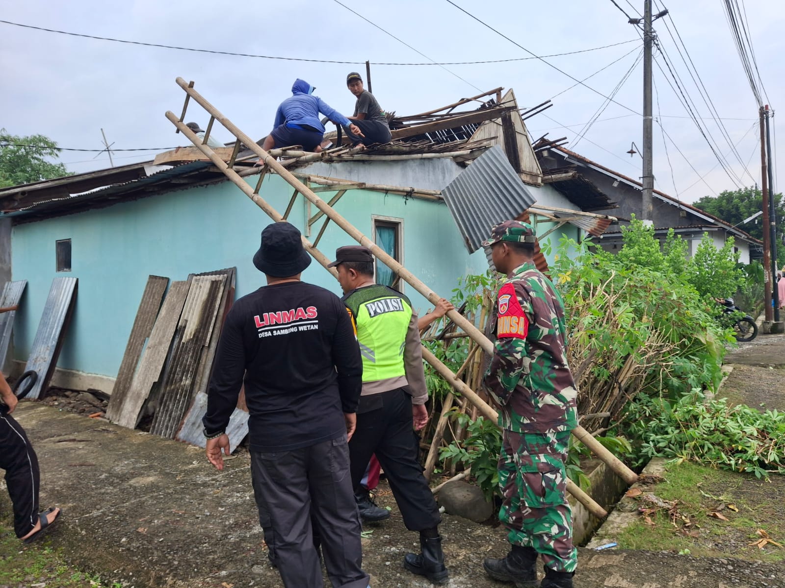Atap Rumah Rusak Diterjang Angin, Bhabinkamtibmas Polsek Kembaran Polresta Banyumas Turun Tangan Bantu Warga