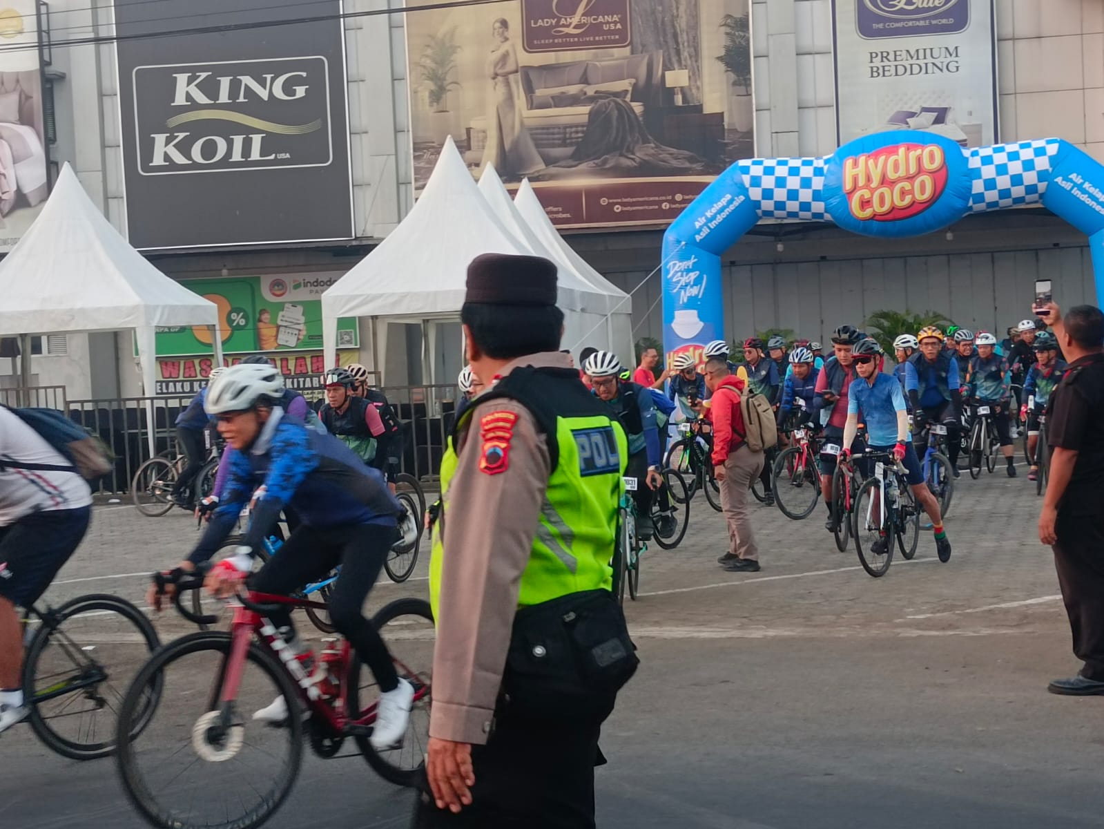 Gowes Silaturahmi Komunitas di Sokaraja, Bhabinkamtibmas Hadir Pastikan Kegiatan Berjalan Aman