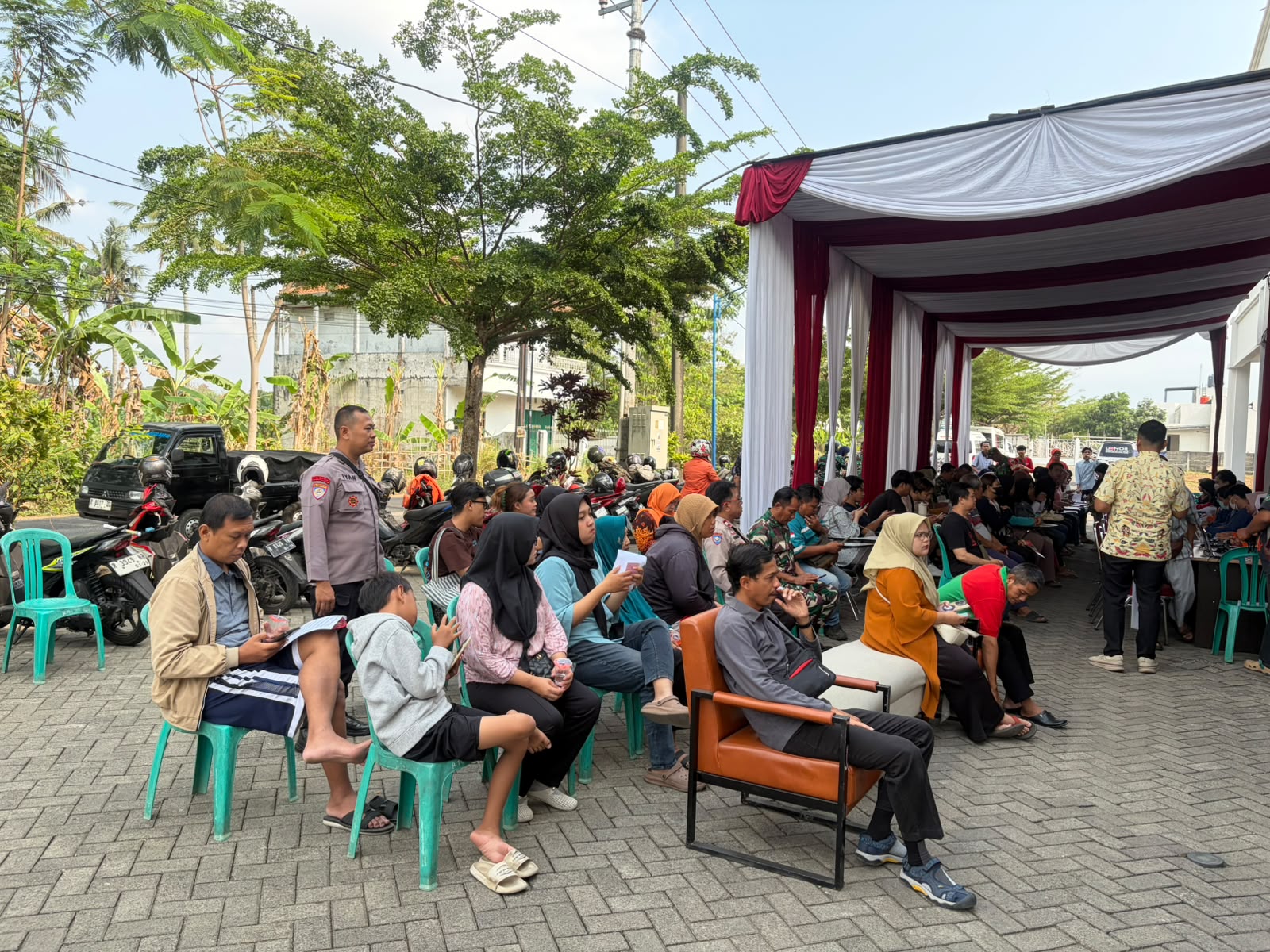 Milad ke-20 Shapire Manshion, Bhabinkamtibmas Polsek Sokaraja Ikuti Donor Darah