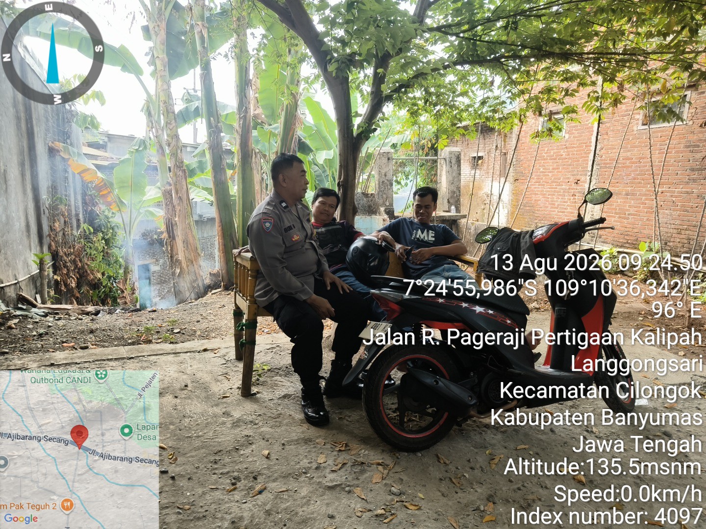 Bhabinkamtibmas Cilongok Sambangi Pangkalan Ojek, Ingatkan Pentingnya Keselamatan Berlalu Lintas