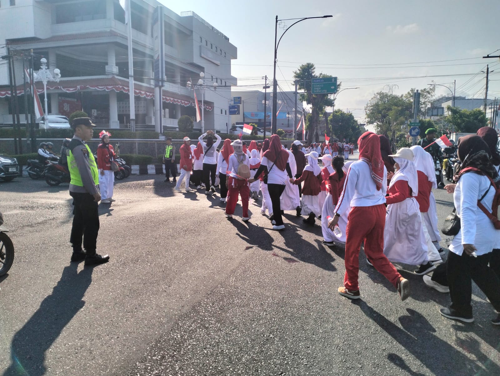 Polsek Purwokerto Barat Kawal Jalan Sehat SDN 3 Kedungwuluh, Pastikan Kegiatan HUT RI Berjalan Aman