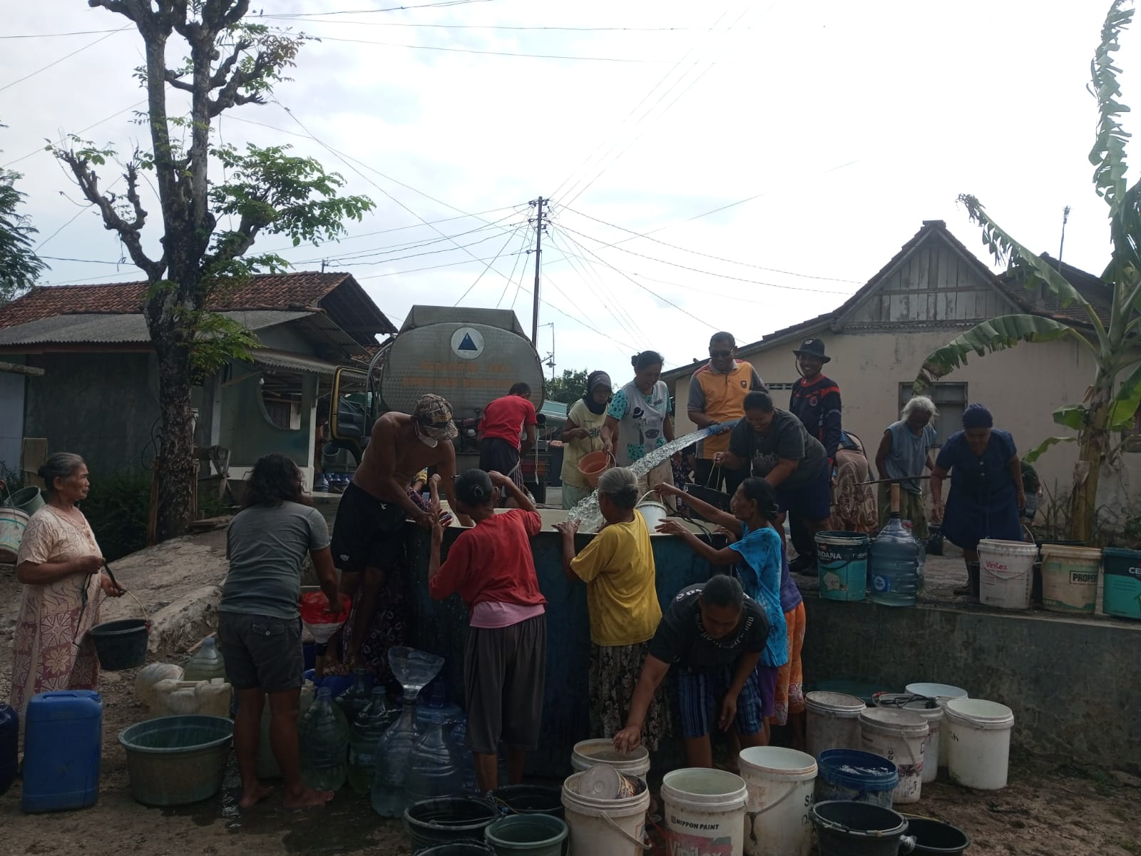 Bhabinkamtibmas Wangon Kawal Distribusi Air Bersih BPBD untuk Warga Jurangbahas