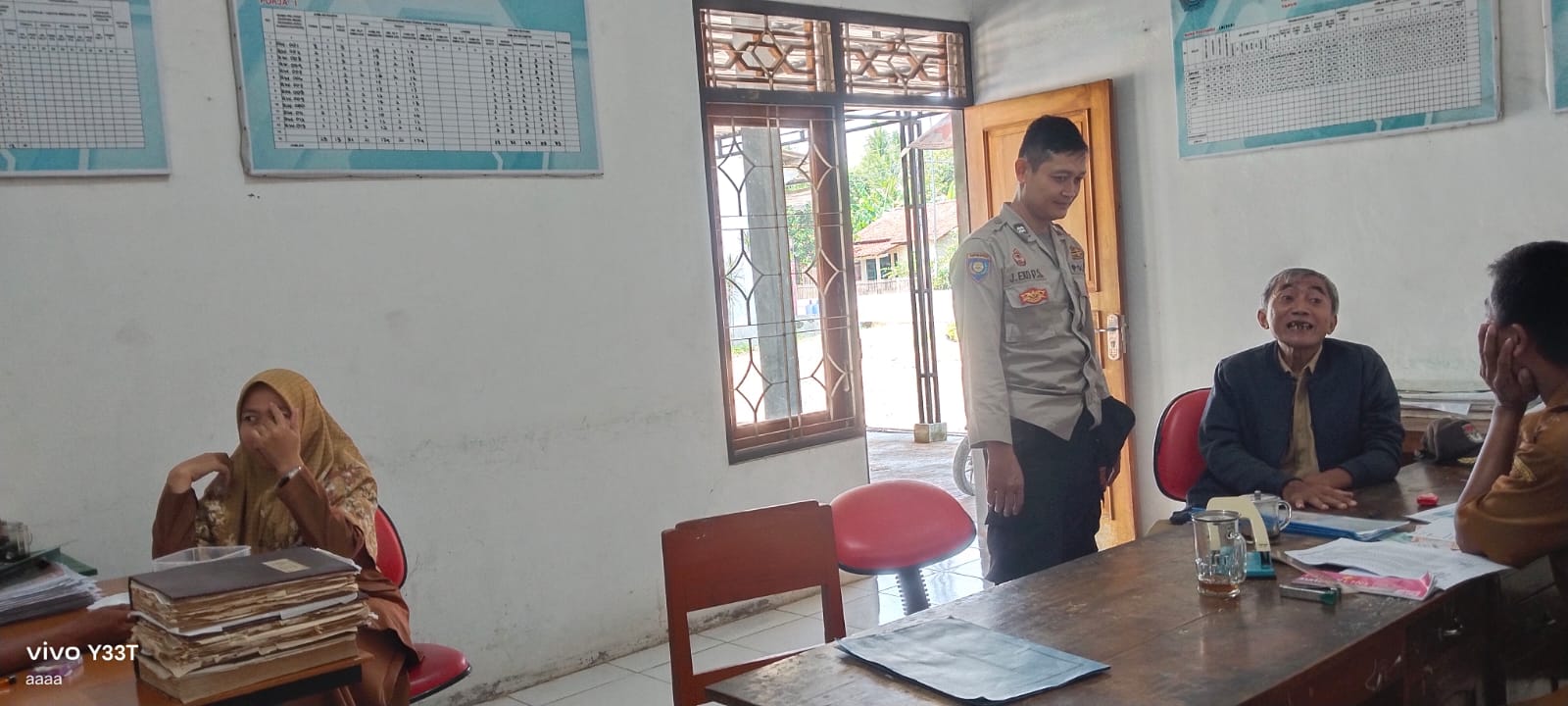 Bhabinkamtibmas Kemranjen Polresta Banyumas Sambangi Perangkat Desa Kebarongan, Pastikan Situasi Kamtibmas Aman