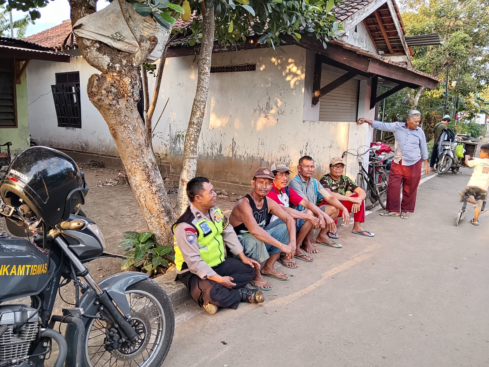 Bhabinkamtibmas Polsek Kalibagor Banyumas Sambangi Warga Kalicupak Lor, Perkuat Sinergi Cegah Gangguan Kamtibmas