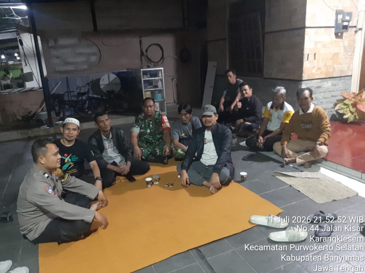 Lewat Ngopi Bareng, Bhabinkamtibmas Polsek Purwokerto Selatan Bangun Komunikasi dengan Warga