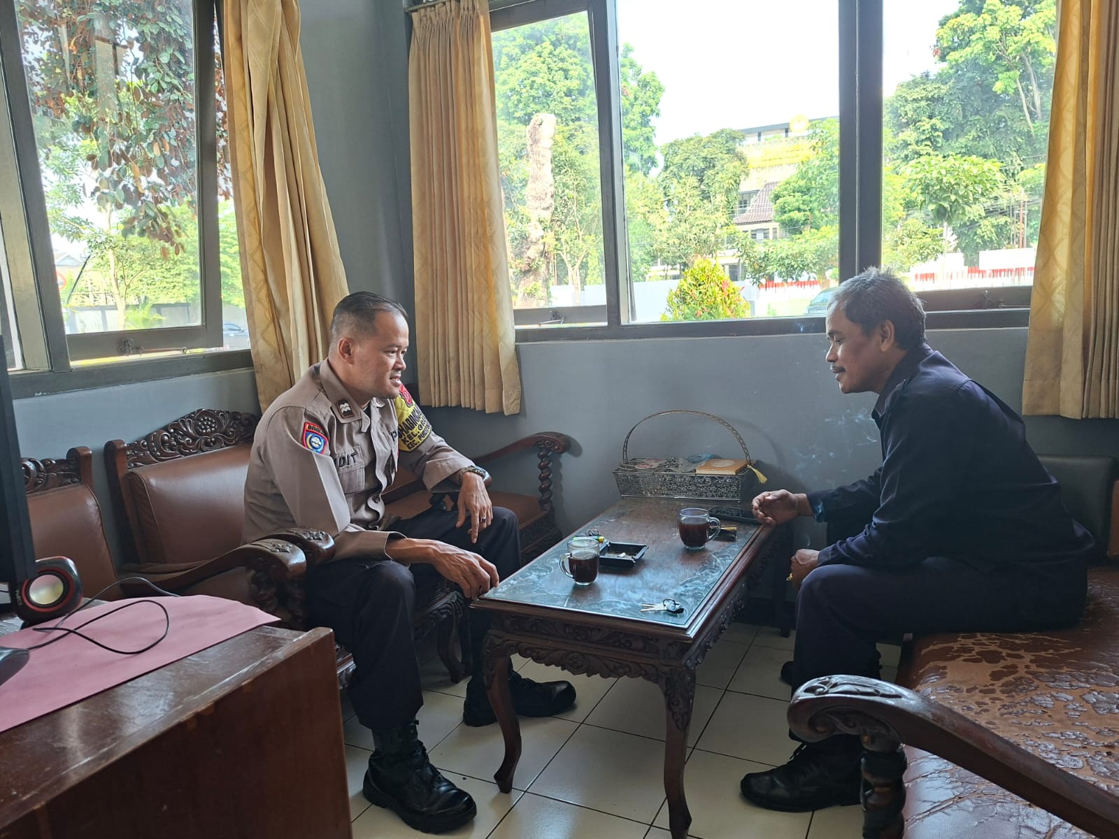 Bhabinkamtibmas Polsek Purwokerto Utara Sambangi Satpam Unsoed, Ada Pesan Penting Soal Keamanan Kampus