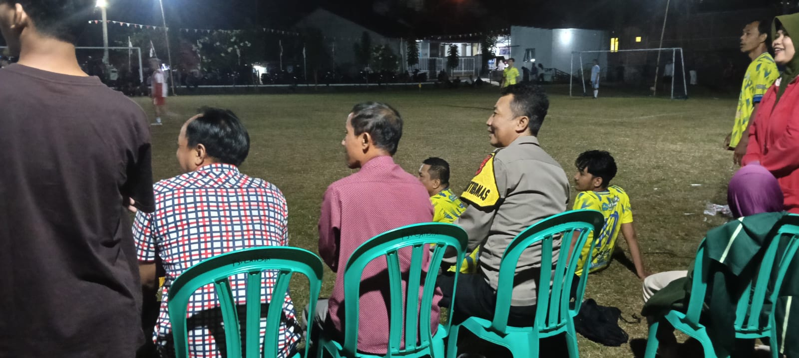 Monitoring Turnamen Tenis Meja, Bhabinkamtibmas Patikraja Pastikan Kegiatan HUT RI Berlangsung Aman