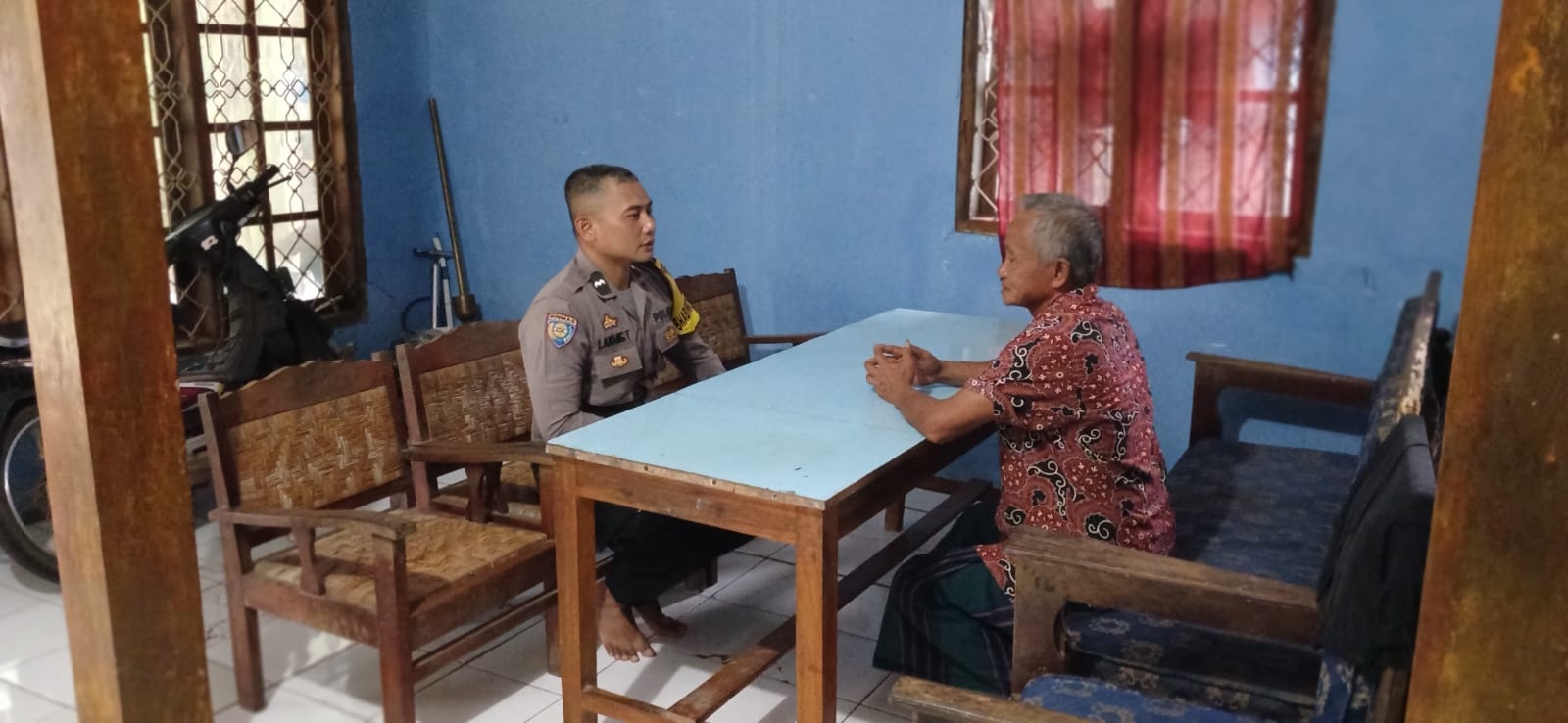 Sambangi Tokoh Masyarakat, Bhabinkamtibmas Polsek Tambak Polresta Banyumas Dorong Peran Aktif Warga Jaga Keamanan