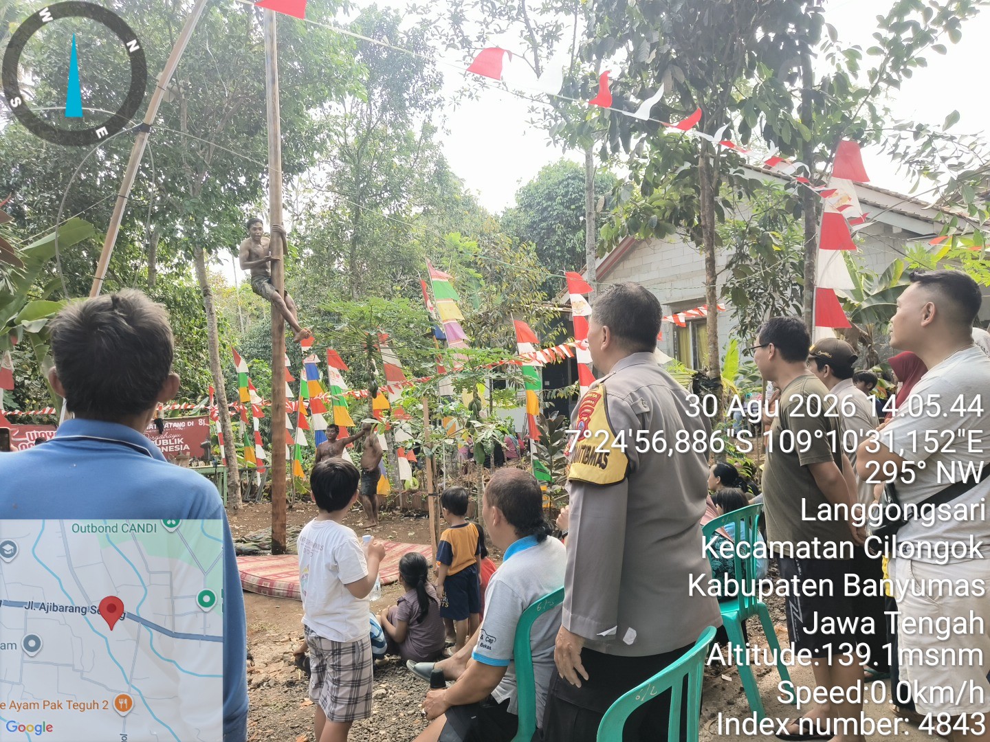 Panjat Pinang Meriahkan HUT ke-81 RI di Langgongsari Cilongok, Bhabinkamtibmas Polsek Cilongok Hadir Jaga Kamtibmas