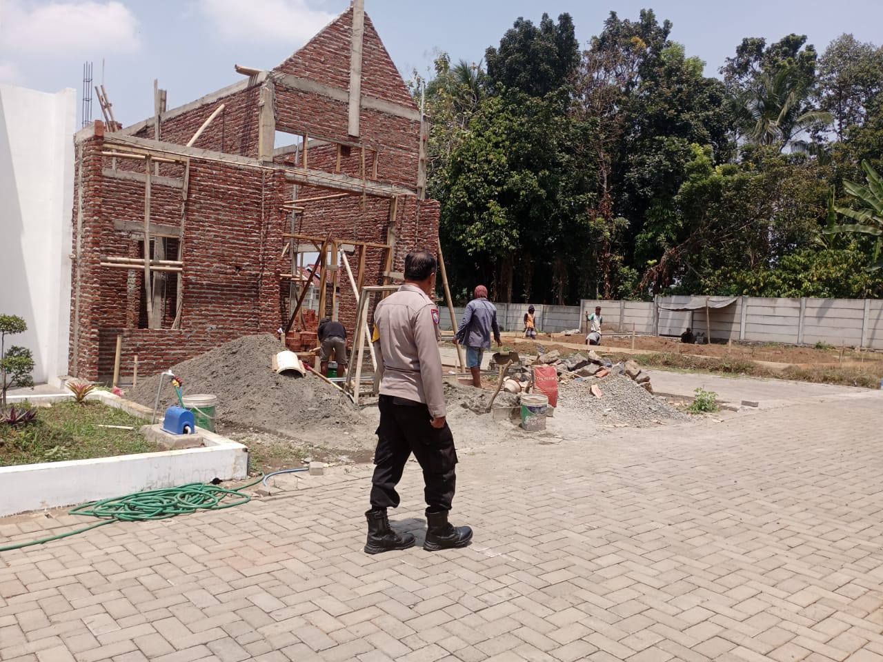 Jaga Keamanan Perumahan, Bhabinkamtibmas Polsek Sumbang Sambangi Satpam Griya Saphire Residence