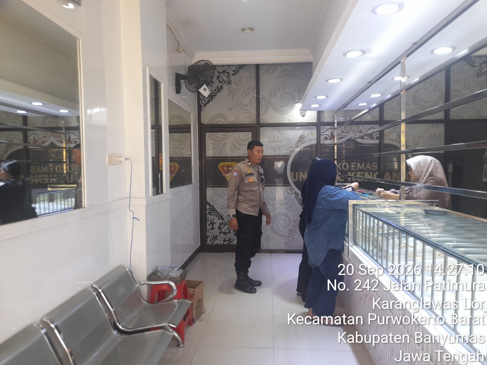 Bhabinkamtibmas Polsek Purwokerto Barat Sambangi Toko Emas, Ingatkan Pengunjung Waspadai Kejahatan