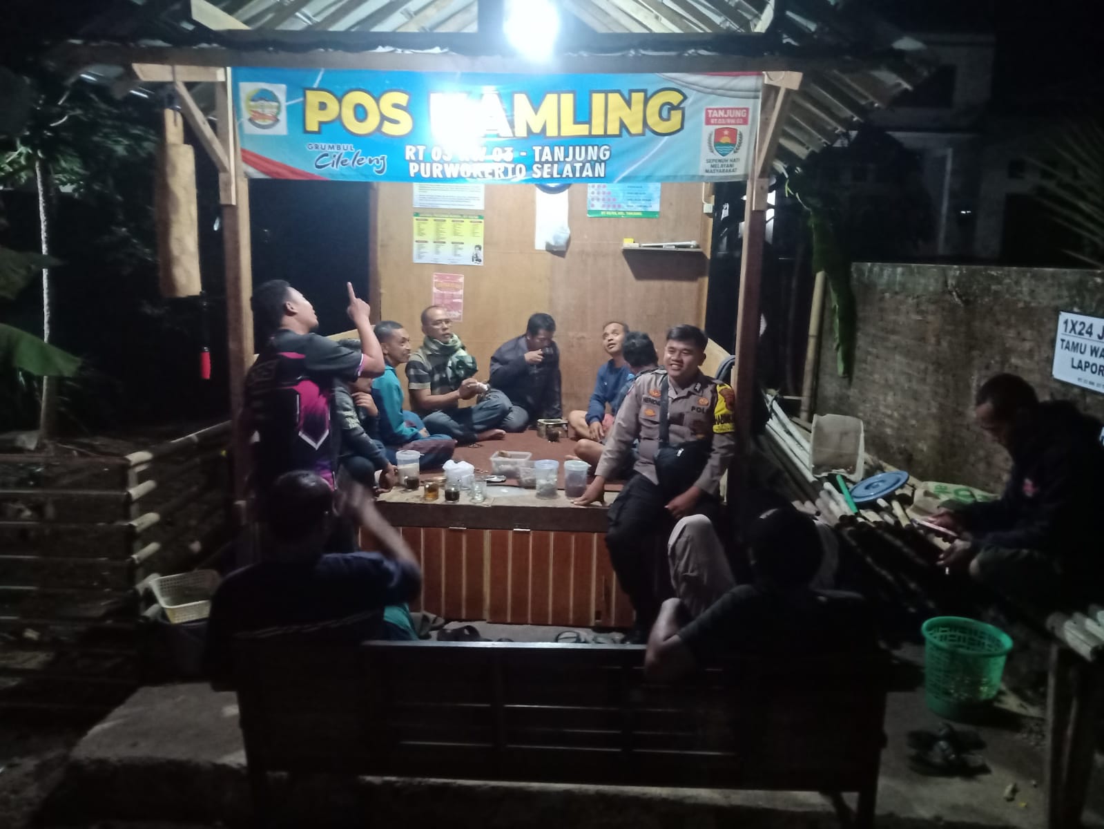 Bhabinkamtibmas Polsek Kembaran Sambang Pos Kamling, Sampaikan Pesan Kamtibmas dan Mitigasi Bencana