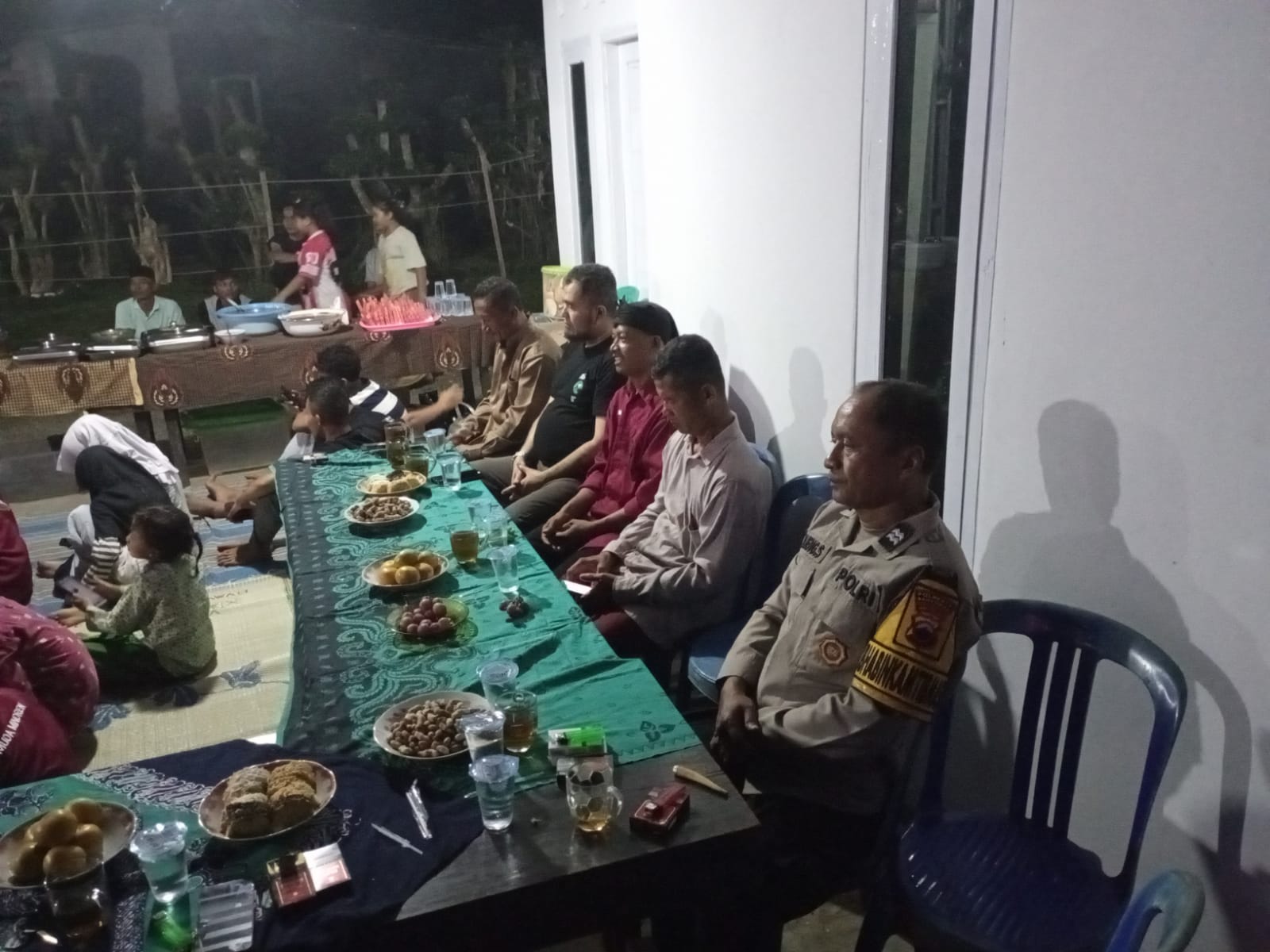 Malam Tasyakuran HUT RI ke-81 di Ciberem, Bhabinkamtibmas Polsek Sumbang Sumber Hadir Perkuat Sinergi dengan Warga