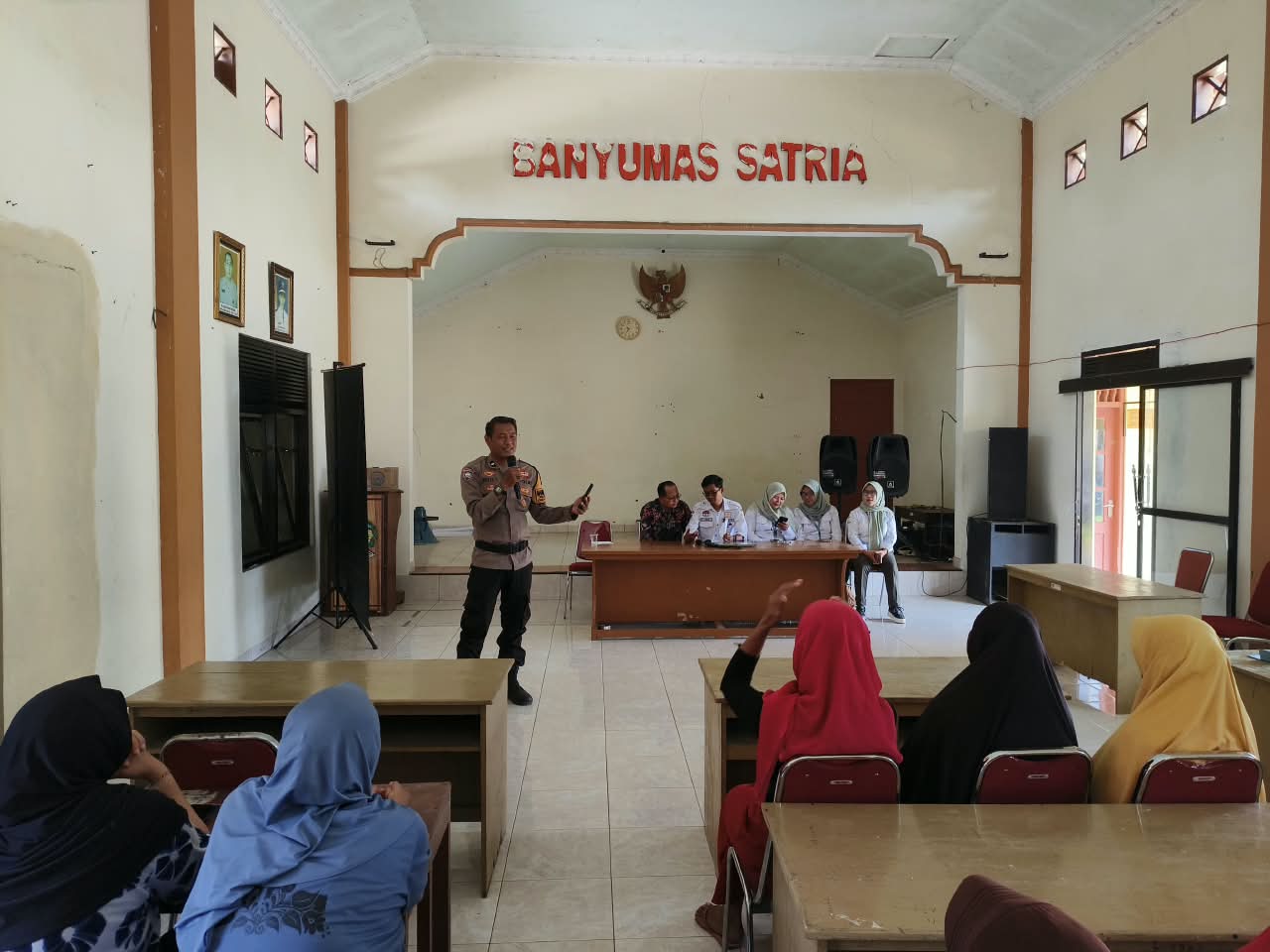 Polsek Sumbang Edukasi Warga Karangturi Tentang Bahaya Judi Online, Tekankan Dampak Finansial dan Hukum