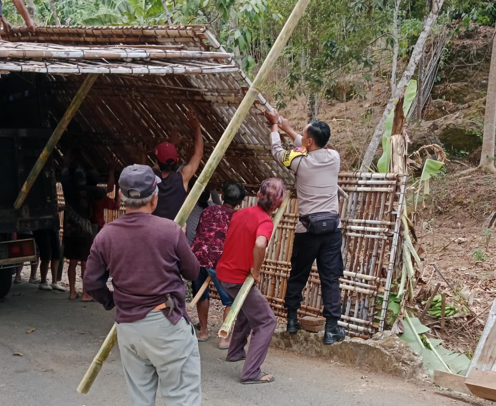 Hadir di Tengah Warga, Bhabinkamtibmas Sumpiuh Ikut Gotong Royong Sambatan Bangun Rumah