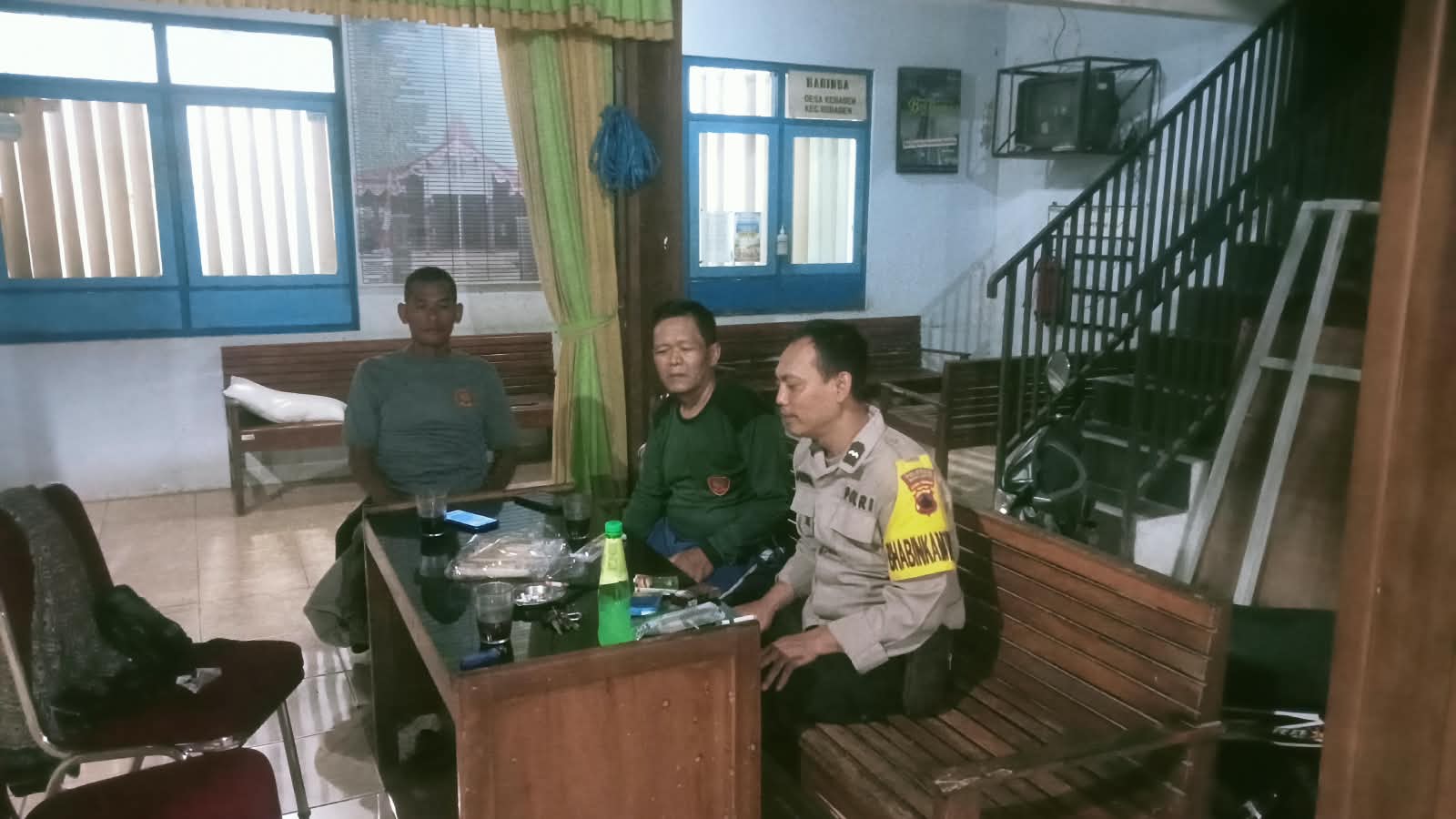 Cegah Curat, Bhabinkamtibmas Polsek Kebasen Sambangi Petugas Jaga Malam Balai Desa, Ingatkan Kewaspadaan Lingkungan