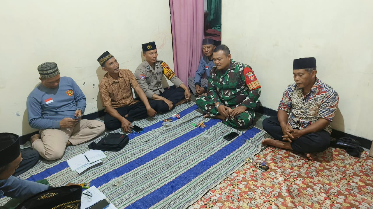Perkuat Siskamling, Bhabinkamtibmas Polsek Purwojati Hadiri Pertemuan Rutin Linmas Desa Purwojati